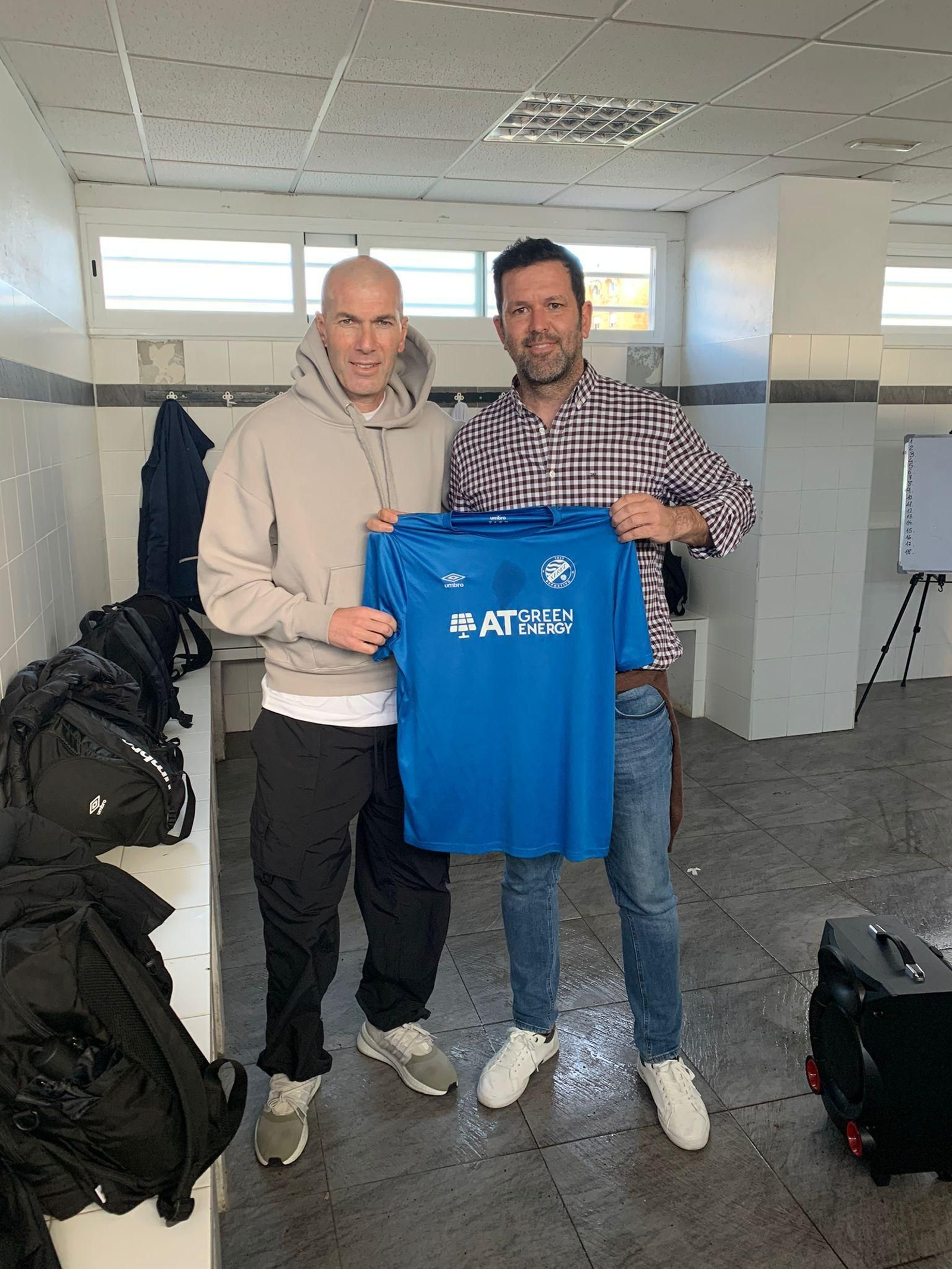 Zidane, junto a Viloita con una camiseta del Xerez DFC.