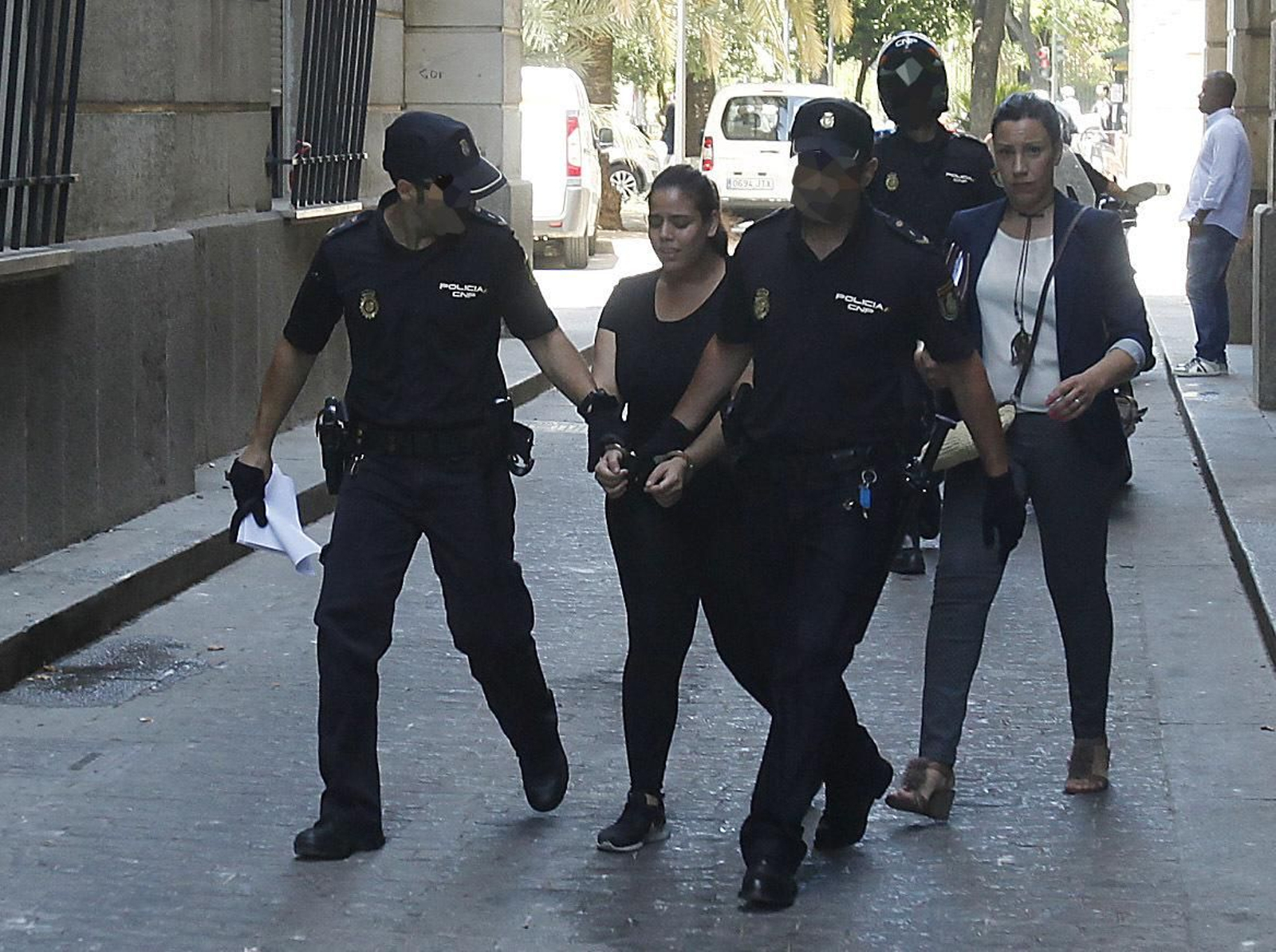 La madre del bebé entra en los juzgados de Sevilla.