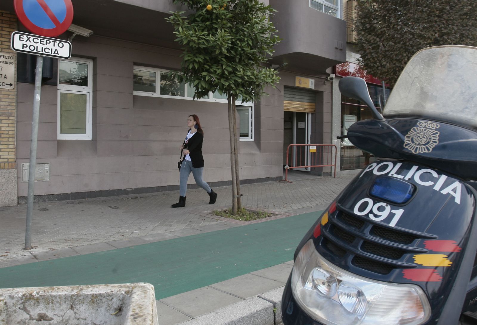 Una moto de la Policía, aparcada en la puerta de la comisaría de Nervión.