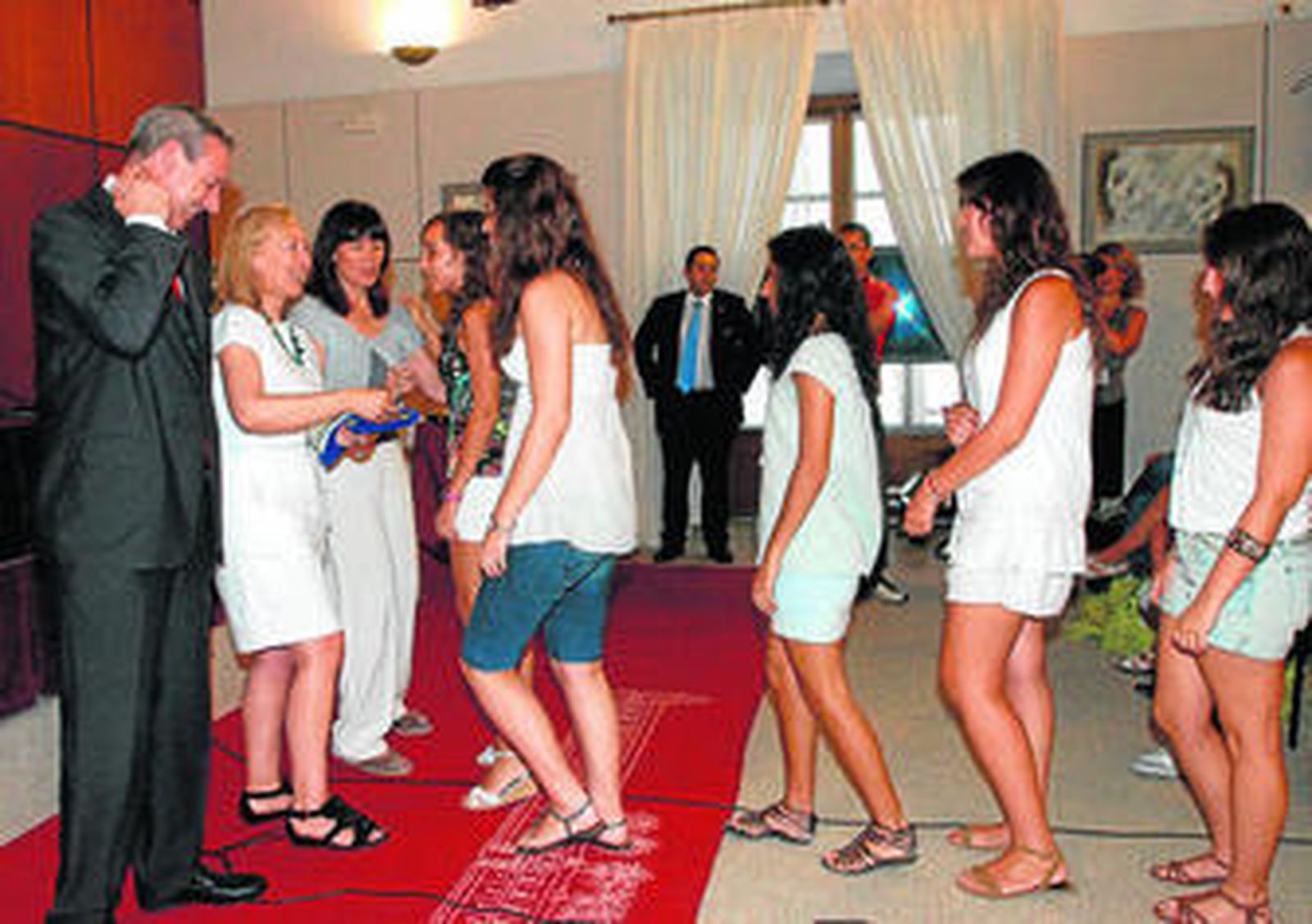 La presidenta del Parlamento, flanqueada por los consejeros de Educación e Igualdad, en la entrega de los premios, ayer.