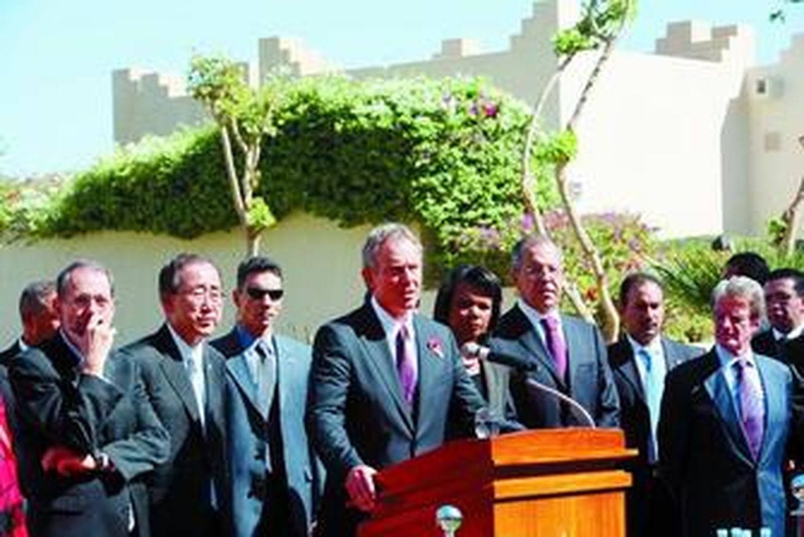 El enviado para Oriente Próximo, Tony Blair, habla en presencia de Solana, Ki-Moon y Rice, entre otros, ayer en Sharm el Sheij (Egipto).