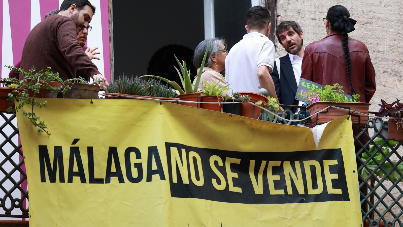 El ministro de Cultura, Ernest Urtasun, durante su visita a La Invisible. El ministro de Cultura, Ernest Urtasun, durante su visita a La Invisible.