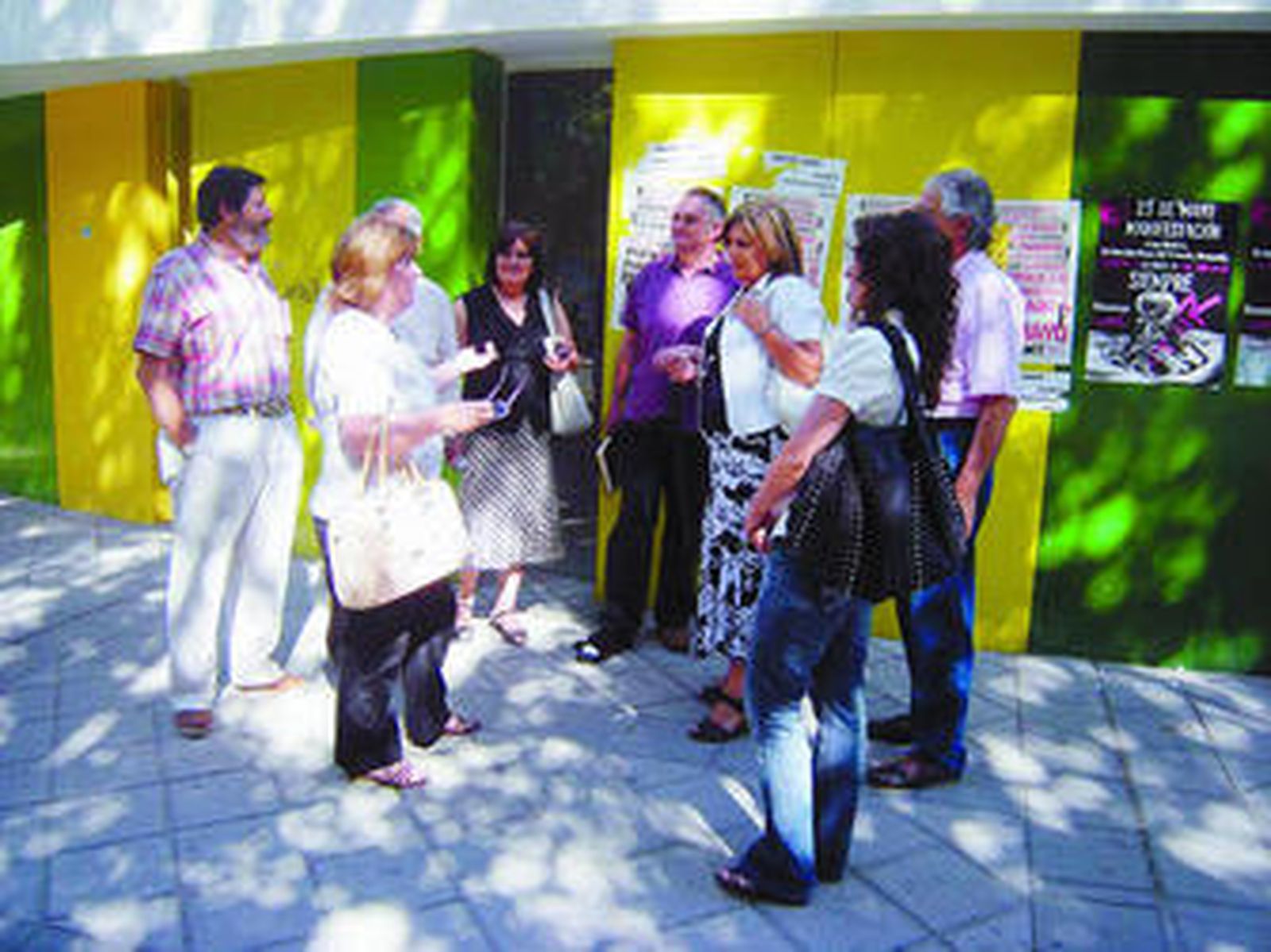 La portavoz socialista, Carmen García Raya, y los concejales del grupo, junto a la guardería.