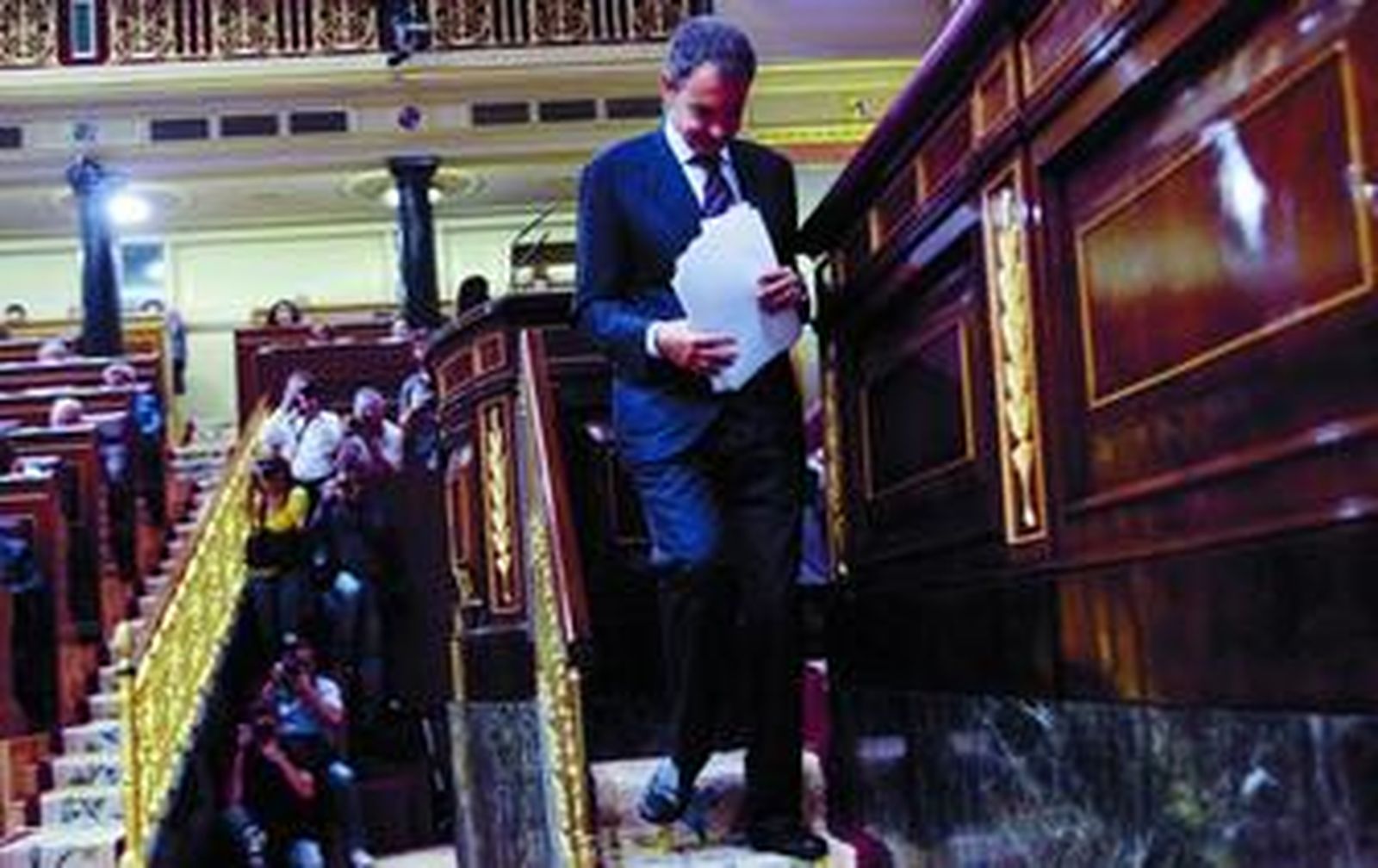 Zapatero admite que vienen "tiempos duros" y Rajoy le acusa de pasividad