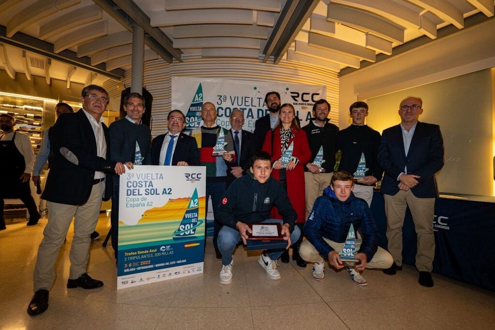 Foto de familia de los ganadores con sus trofeos.