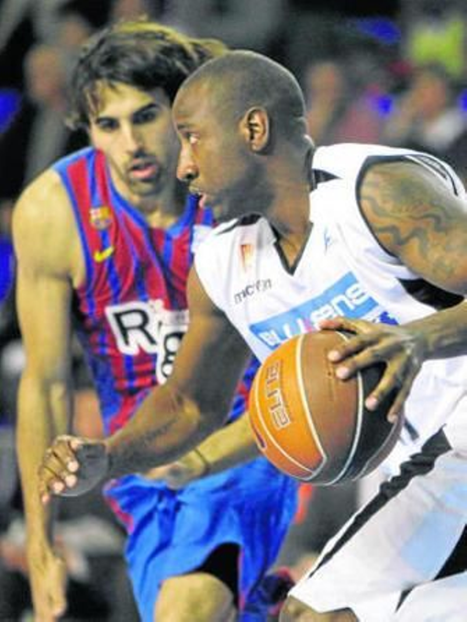 Milt avanza hacia canasta ante Víctor Sada.