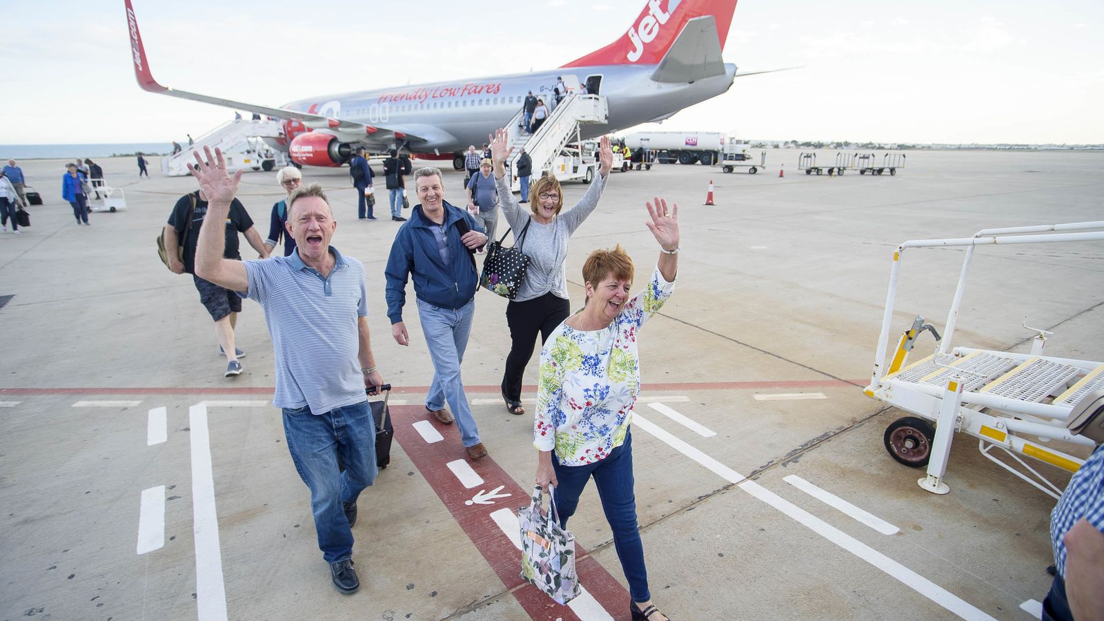 Turistas del vuelo de Birmingham a su llegada al aeropuerto de la capital.
