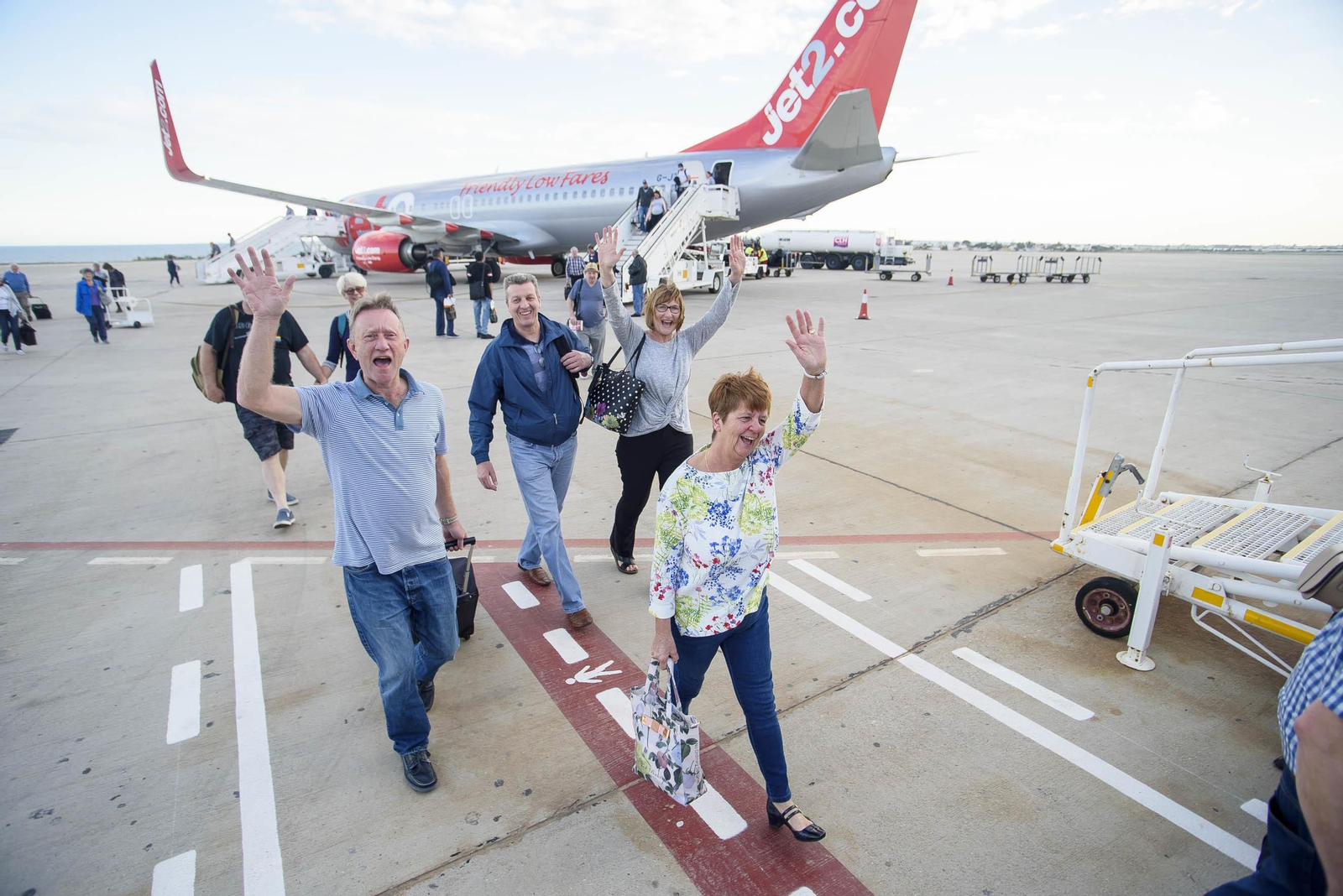 Turistas del vuelo de Birmingham a su llegada al aeropuerto de la capital.