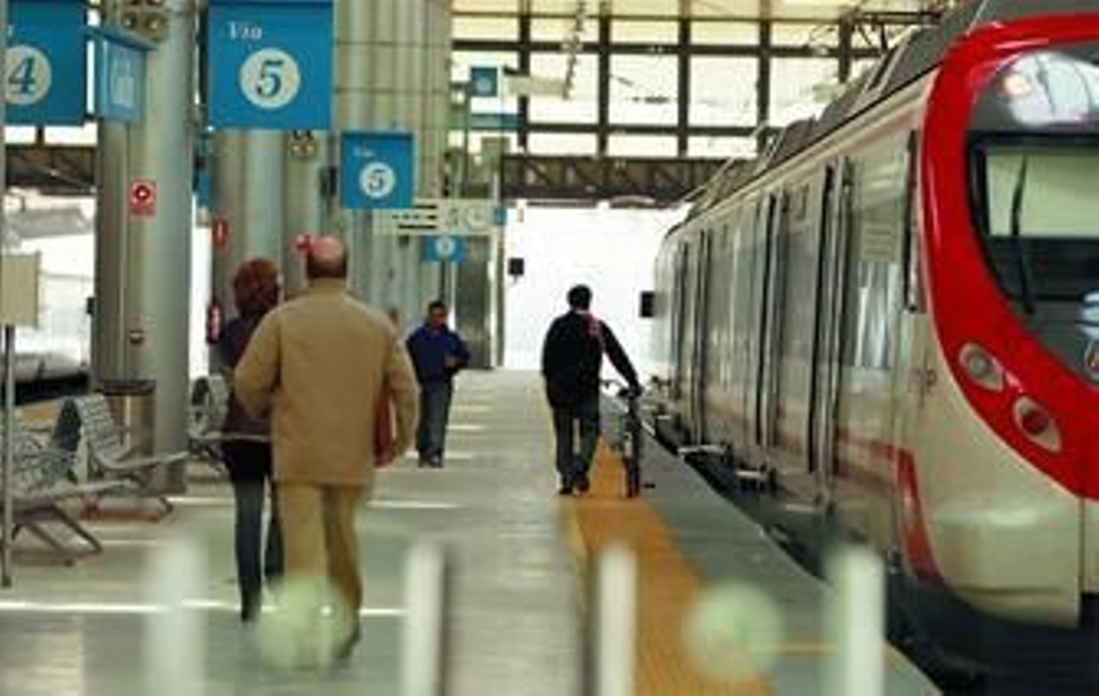 Usuarios, en la estación término de Cádiz, ayer por la mañana.