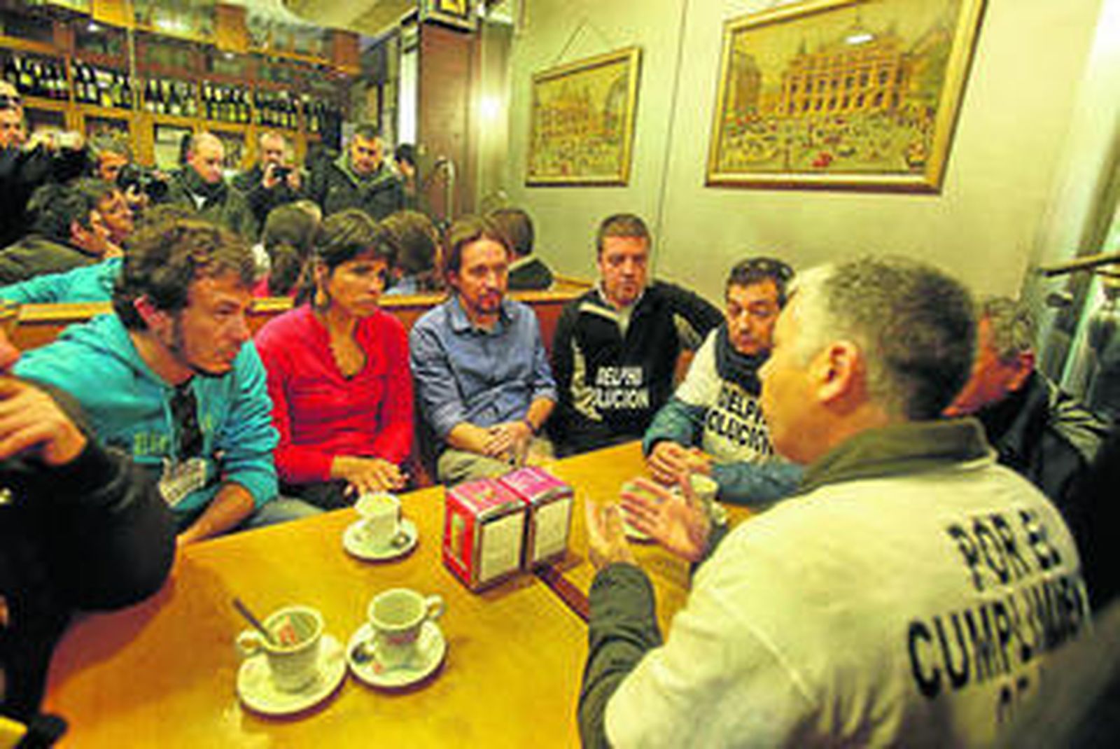 José María González, Teresa Rodríguez y Pablo Iglesias escuchan a ex trabajadores de Delphi en una cafetería de Cádiz, antes de las andaluzas.