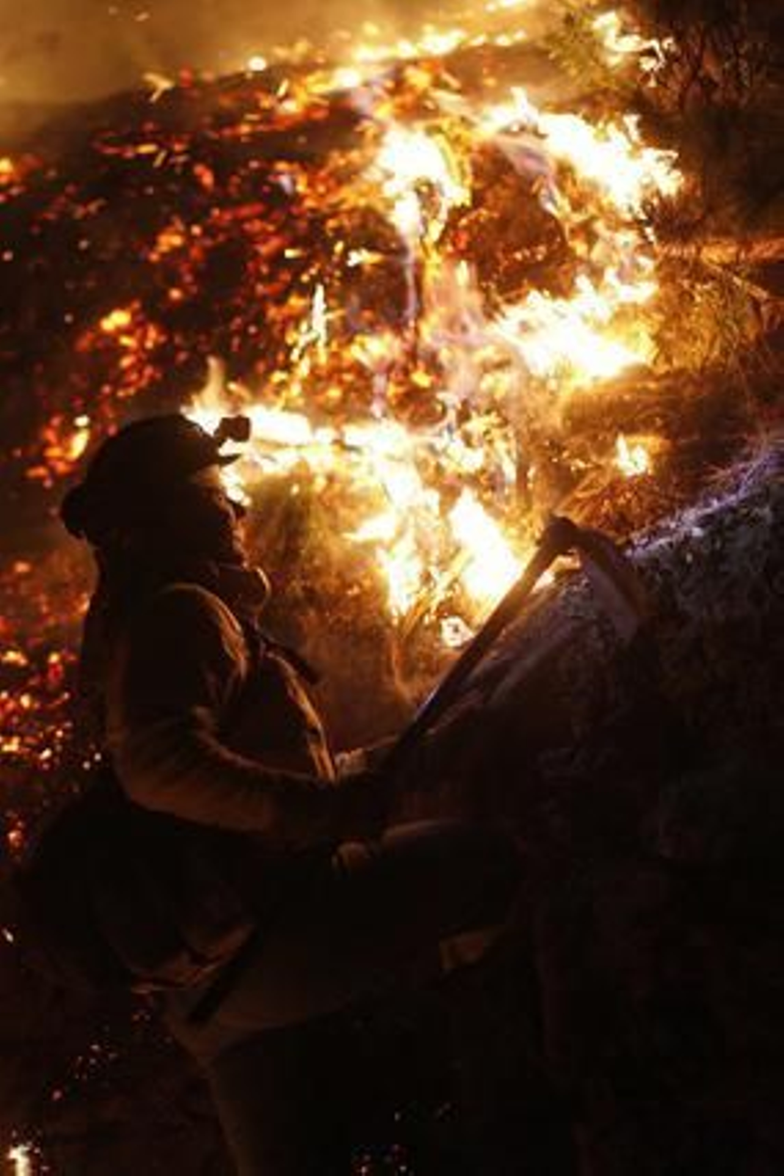 Dantesca imagen entre llamas, anoche

Foto: Jon Nazca / Reuters