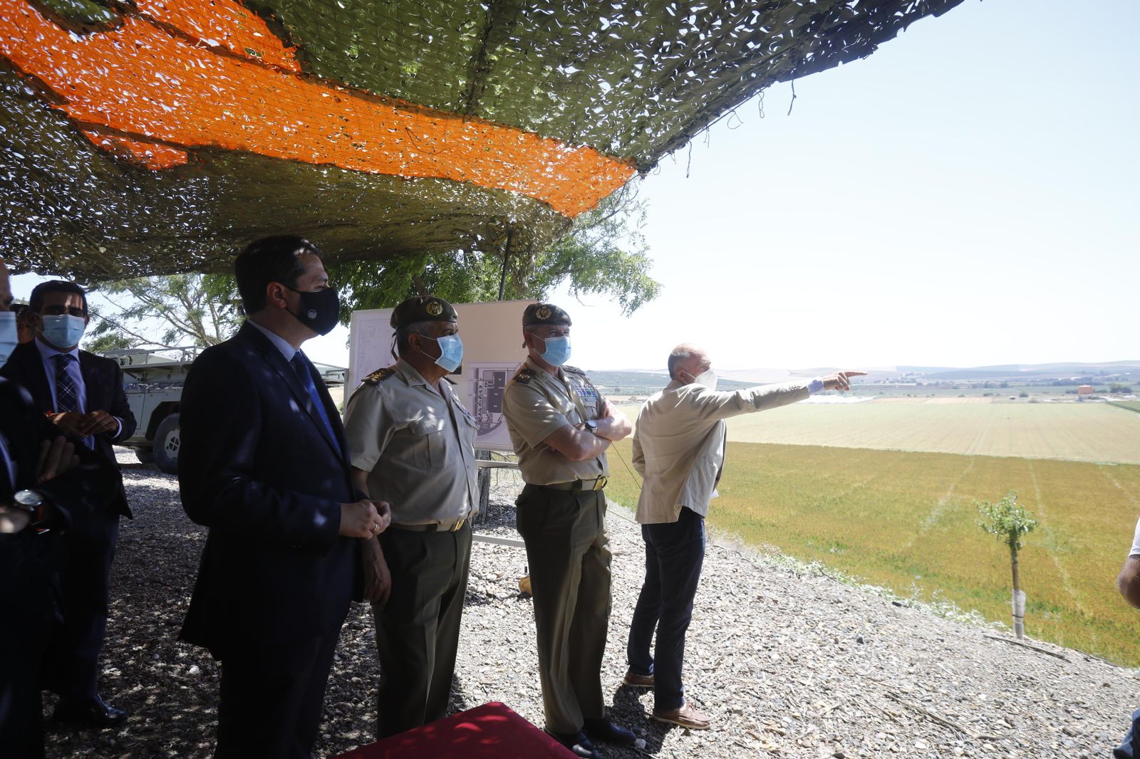 La visita de la ministra de Defensa a Córdoba para conocer la base logística del Ejército, en fotografías