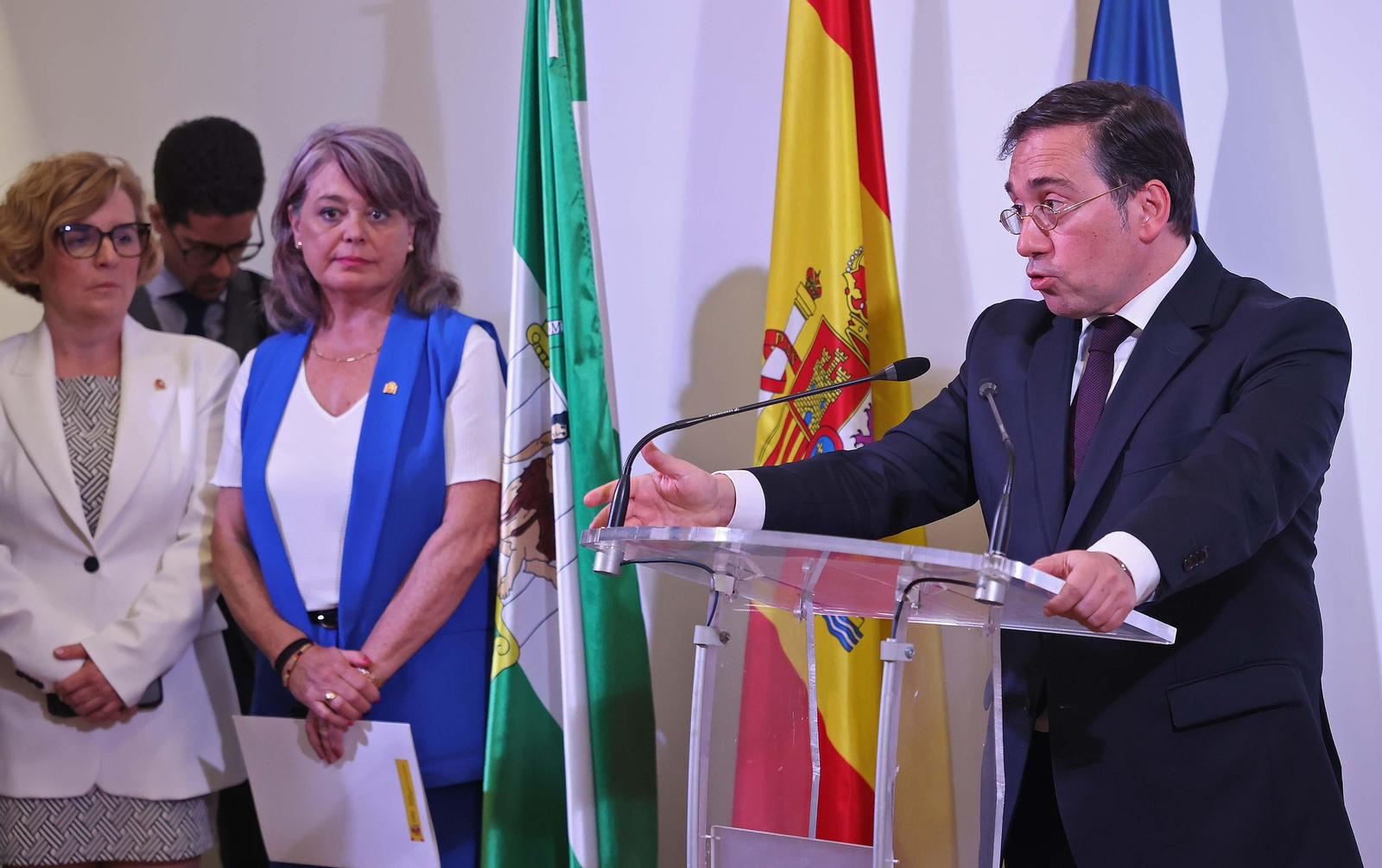 La reunión sobre el Brexit entre los alcaldes de la comarca y el ministro de Exteriores José Manuel Albares, en imágenes