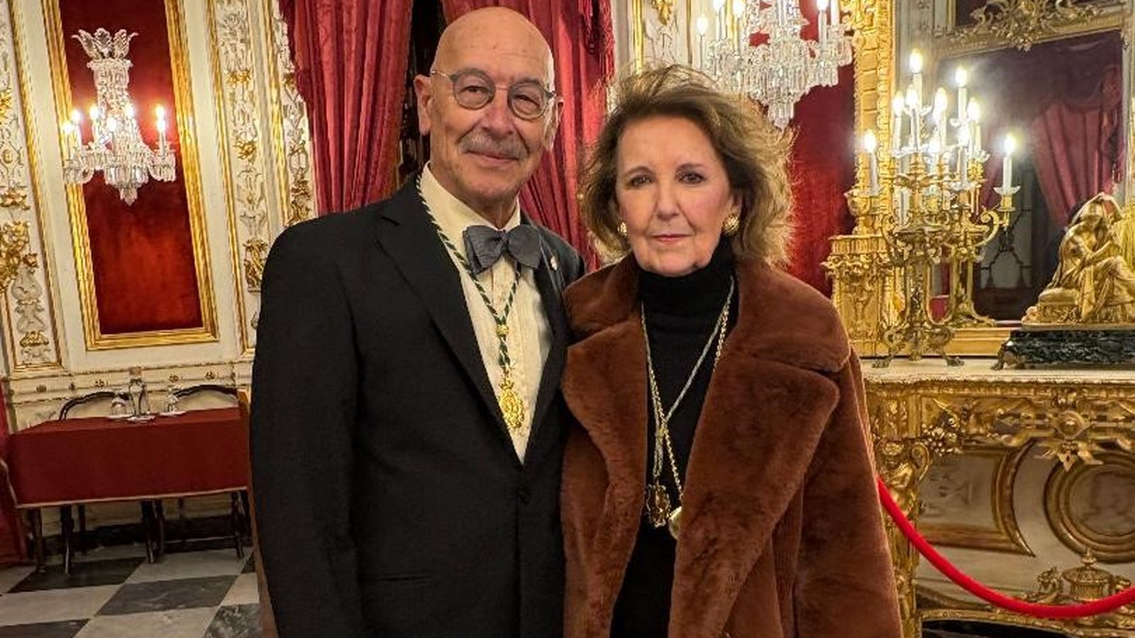 El presidente de la Real  Academia Provincial de Bellas Artes de Cádiz, con Rosario Martínez.