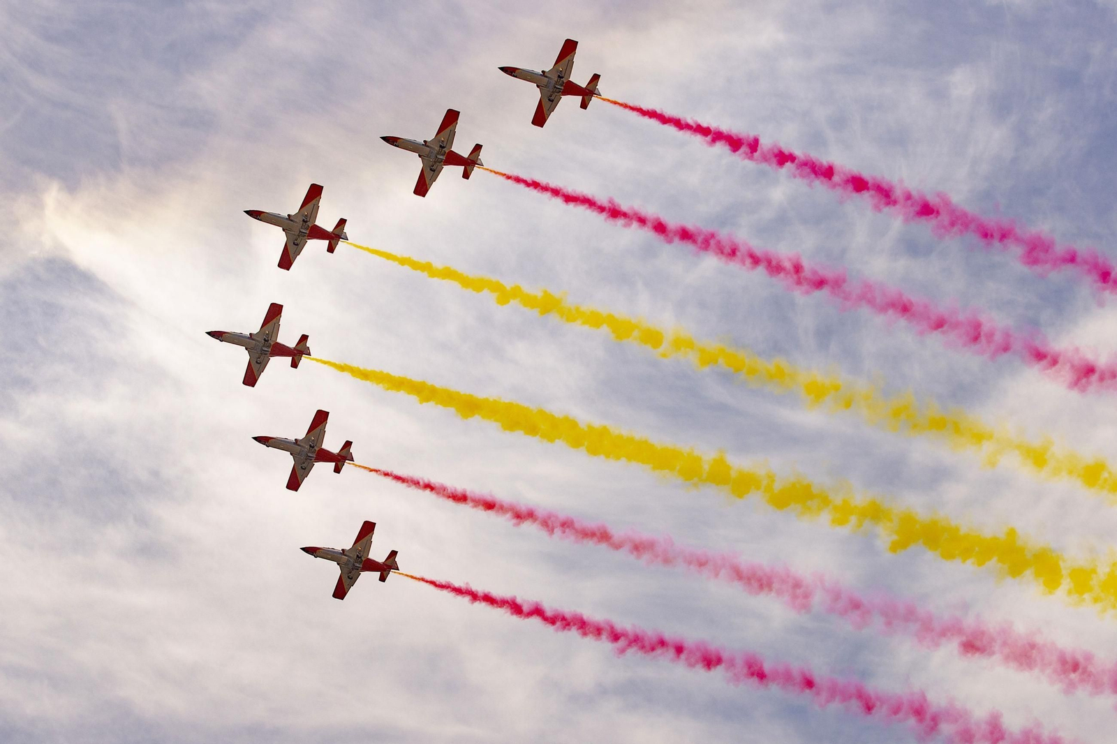 Espectaculares fotos de las acrobacias de la Patrulla Águila: cuatro décadas surcando los cielos