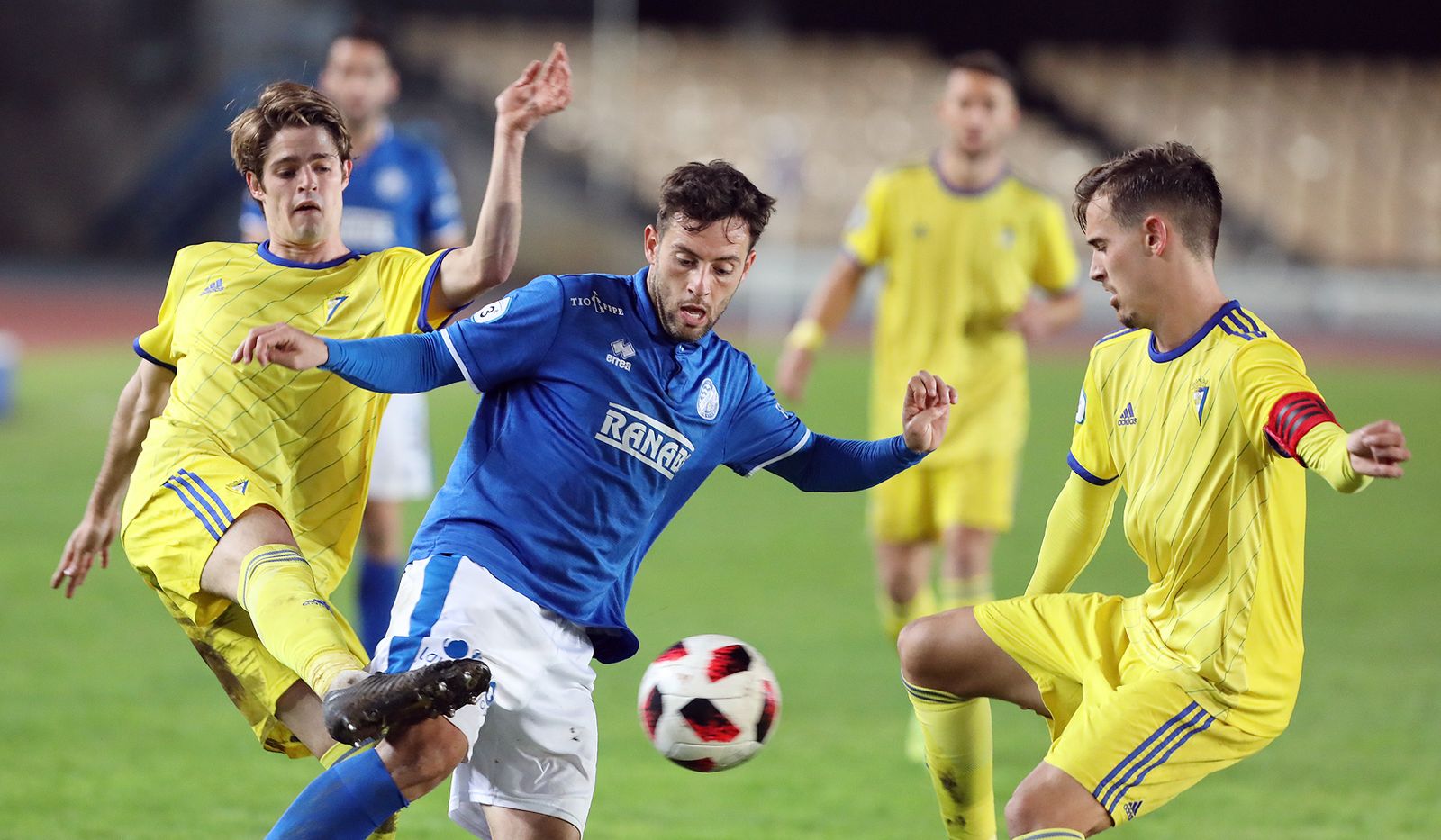Acción defensiva de los cadistas Duarte y Sergio en el partido de Chapín.