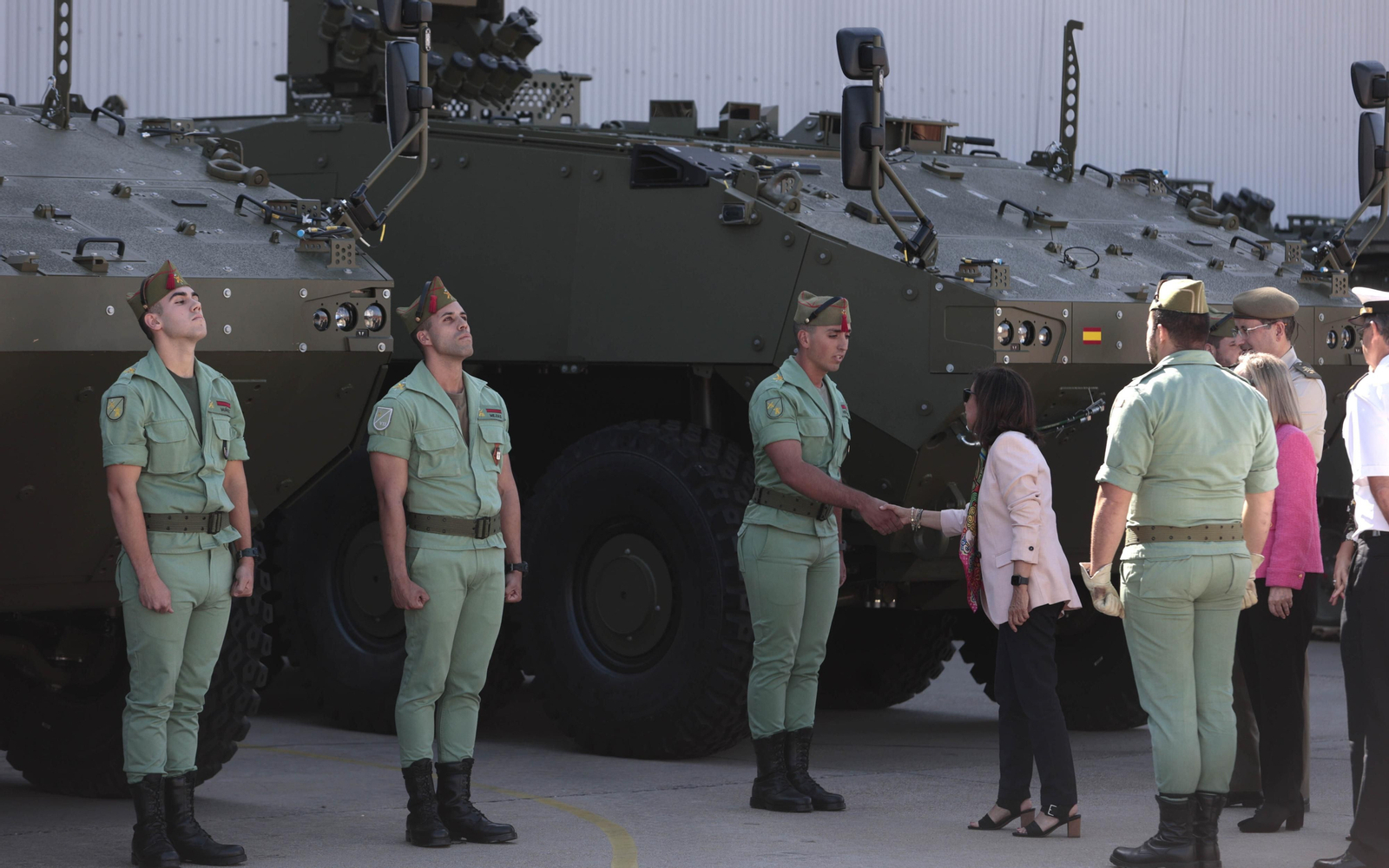 La visita de la ministra de Defensa a la fábrica De Santa Bárbara en imágenes