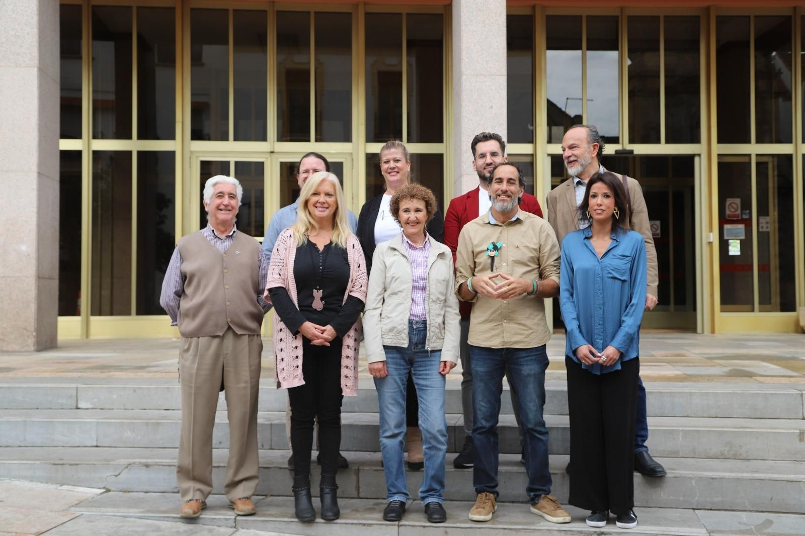 El equipo de Hacemos Córdoba, en la fachada del Ayuntamiento.