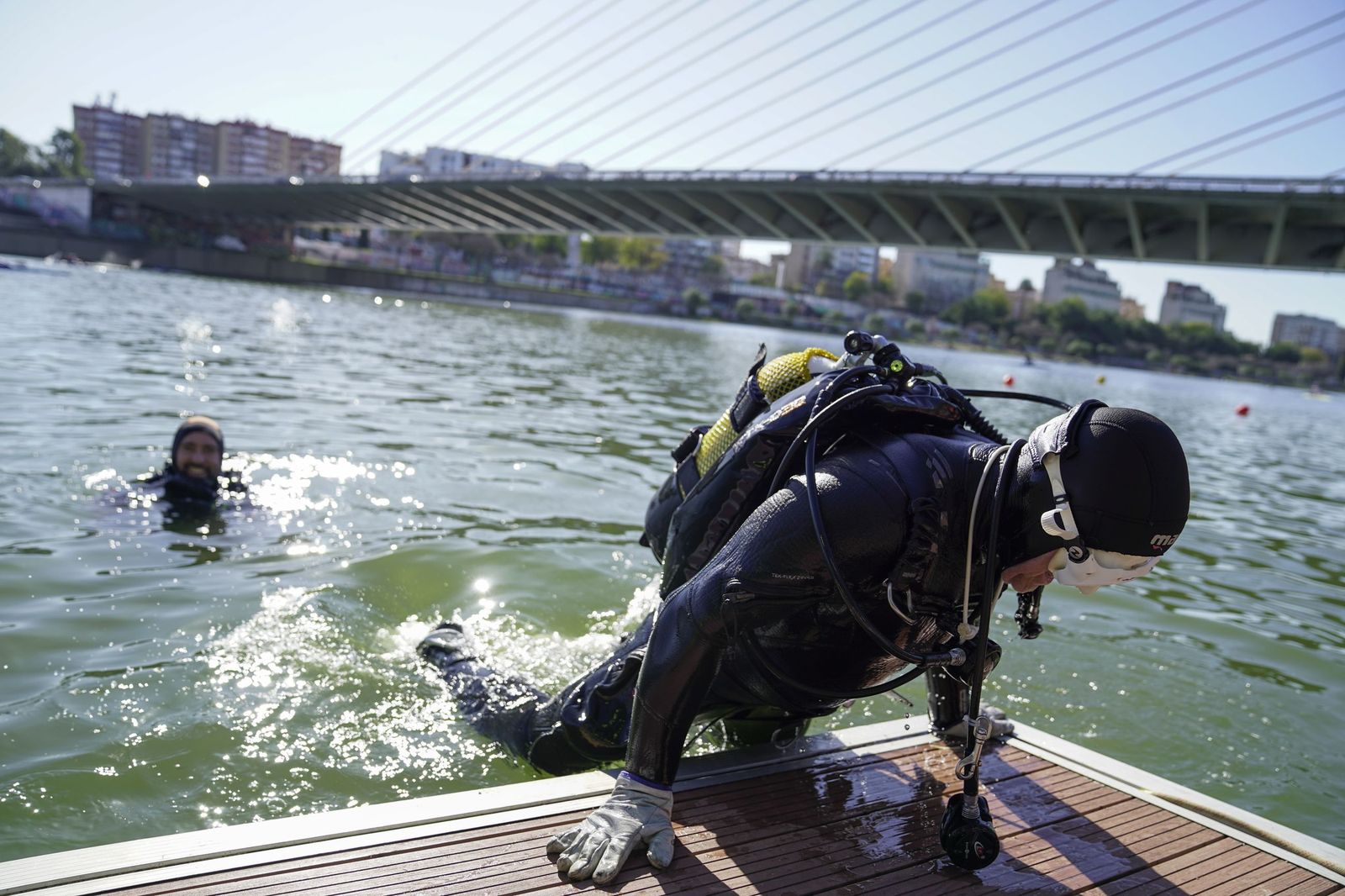 La limpieza solidaria del Guadalquivir en el Centro Náutico del Alamillo, todas las fotos