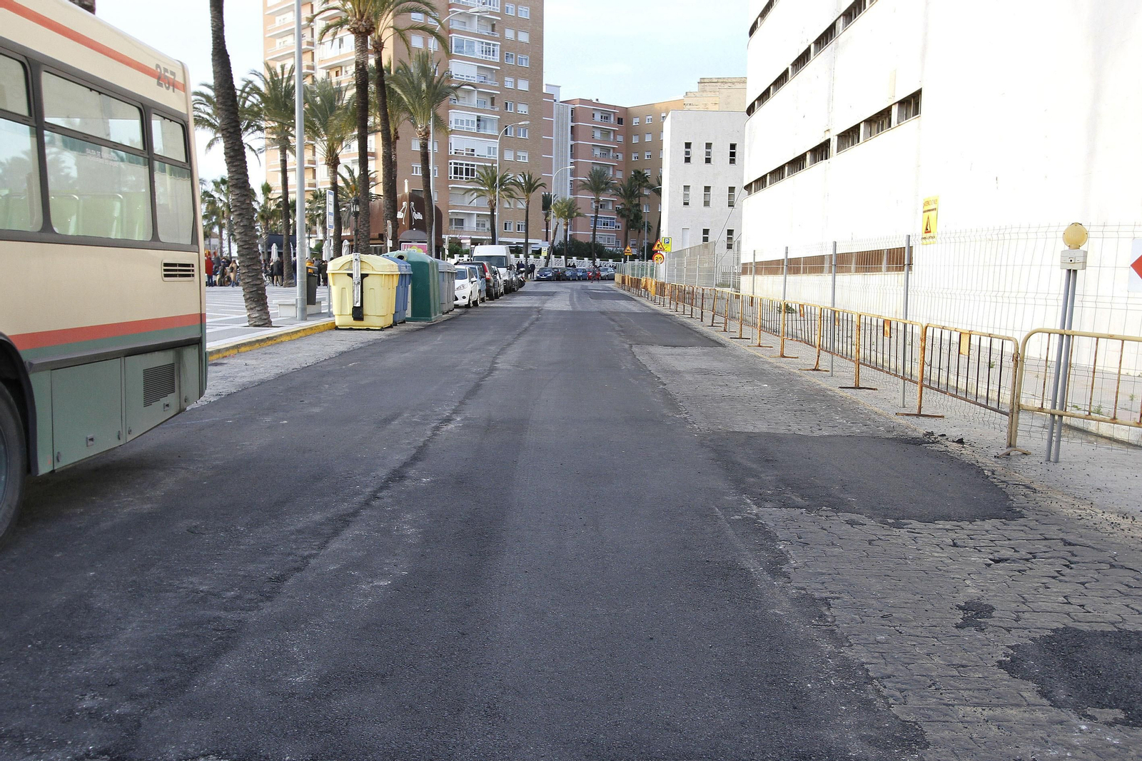 Tramo completamente asfaltado de la Avenida Duque de Nájera, a la altura de la antigua Escuela de Náutica y La Caleta.