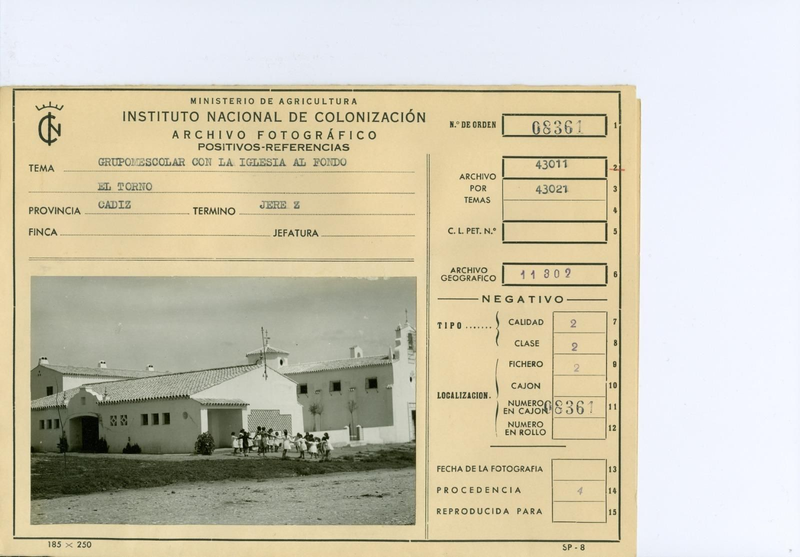 Niños con la escuela al fondo, en torno años 50. Niños con la escuela al fondo, en torno años 50.