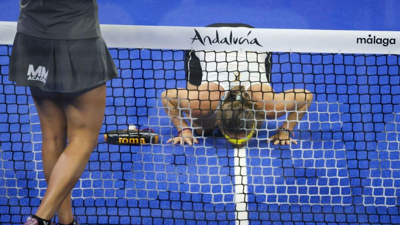 Carolina Navarro besa la pista tras el encuentro