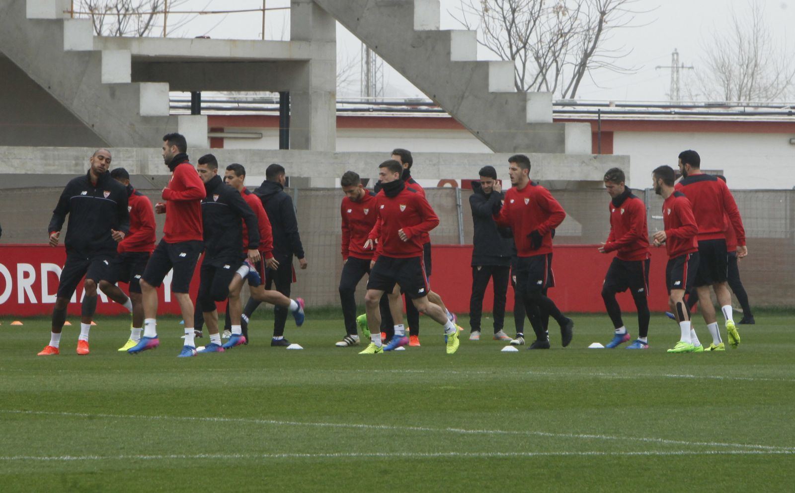 Iborra y N'Zonzi encabezan un grupo de jugadores que empiezan un calentamiento.