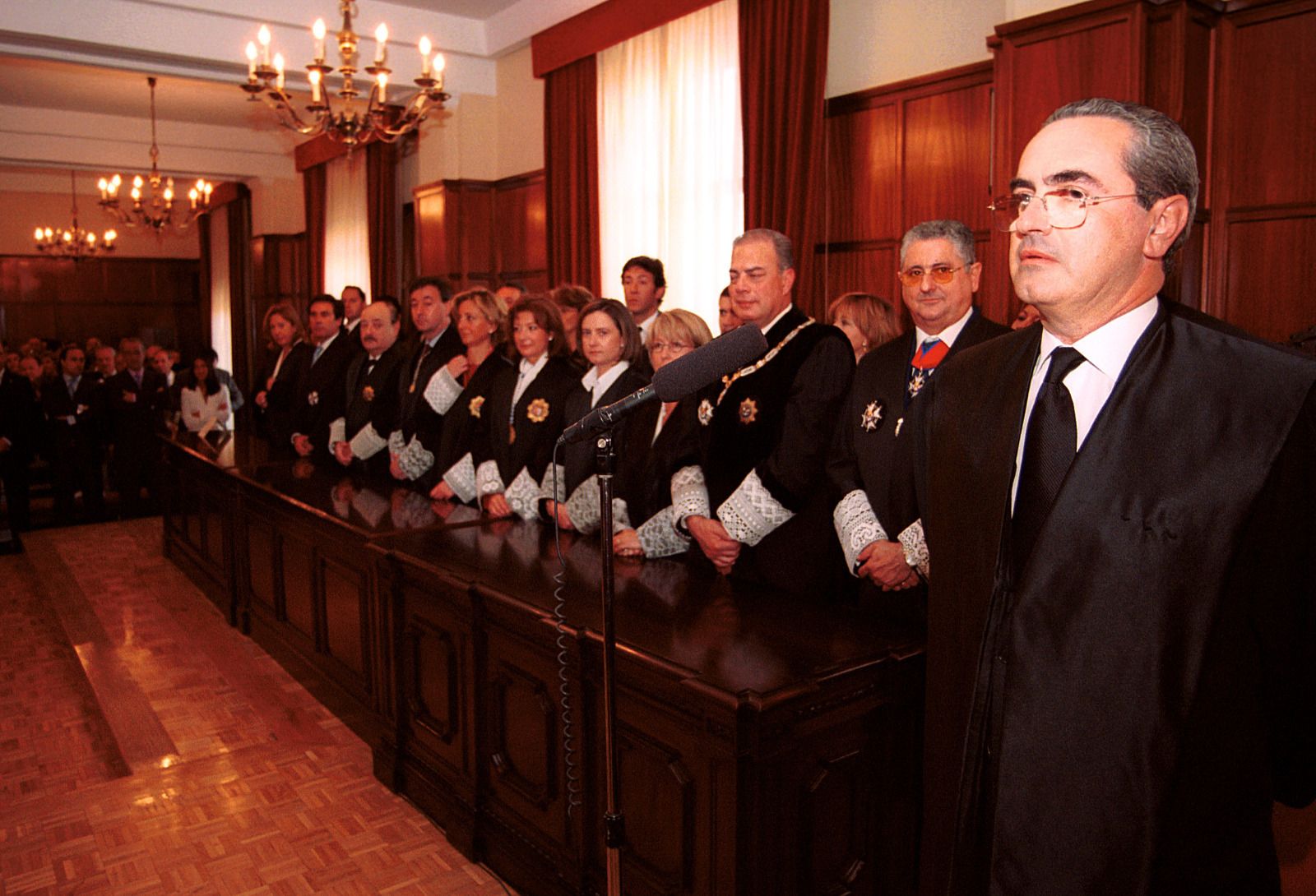 Entrega de una medalla de San Raimundo de Peñafort en 2002