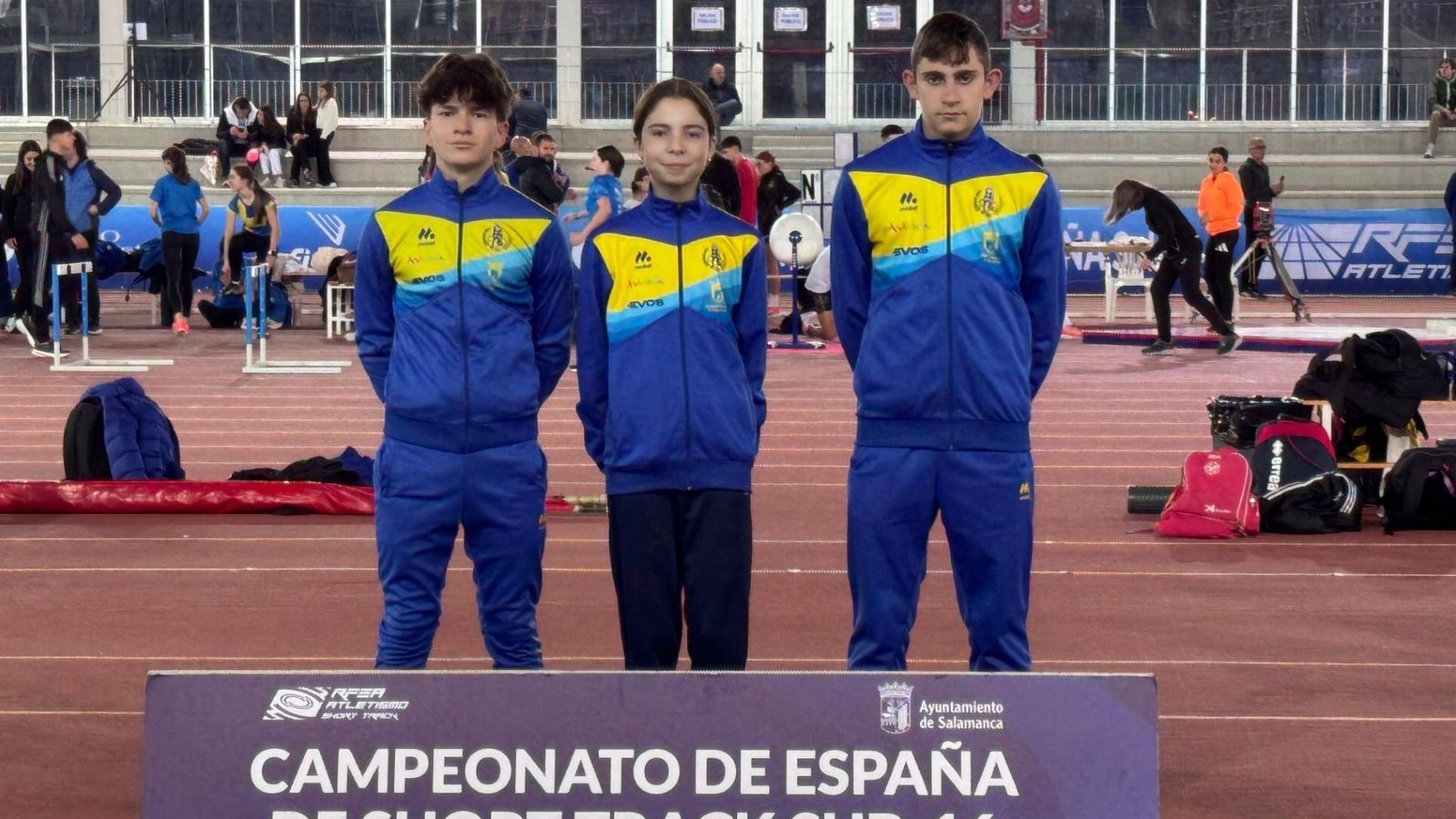 Los tres atletas del Bahía de Algeciras en Salamanca.