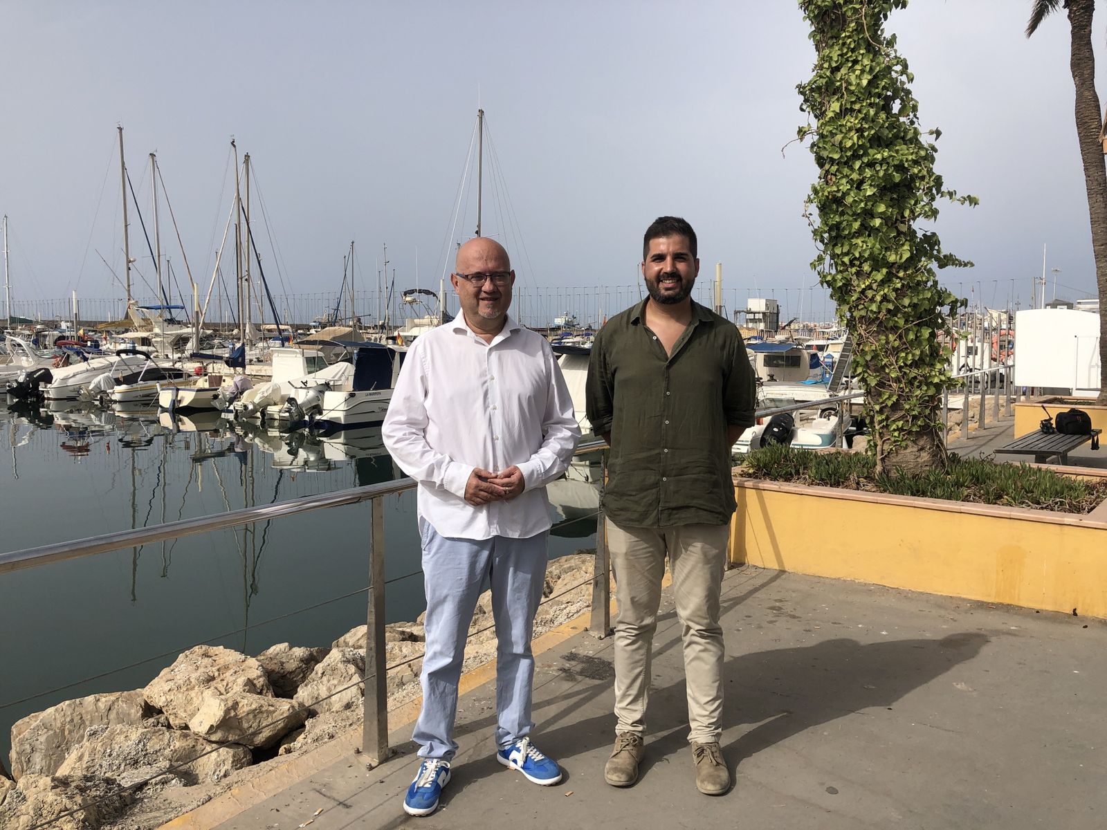 El alcalde en funciones de Vélez-Málaga, Jesús Pérez Atencia; y el teniente de alcalde de Caleta de Vélez, José David Segura, en el Puerto de la Caleta.