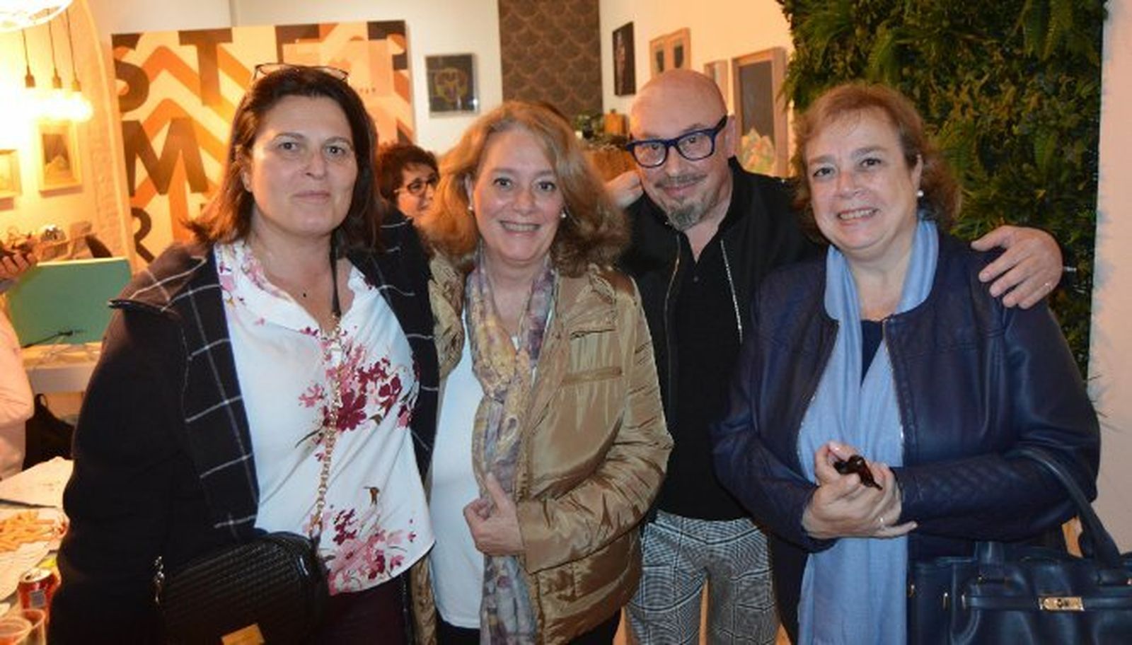 María José Martínez, Anamaría de Cos, el artista Guillermo Márquez y Carmen de Cos, durante la inauguración.