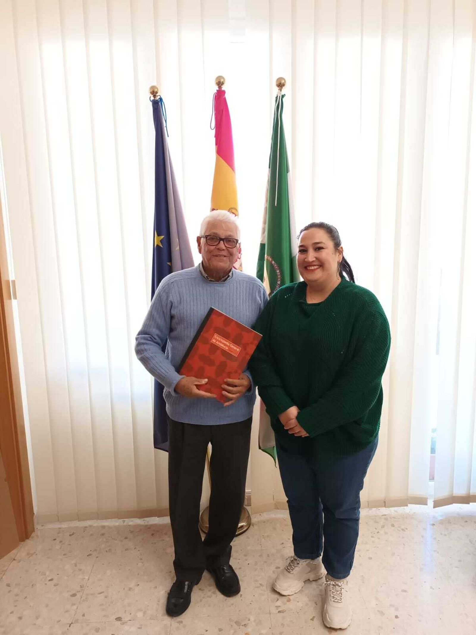 El periodista Juan de Diós Mellado junto a la alcaldesa de Chauchina.