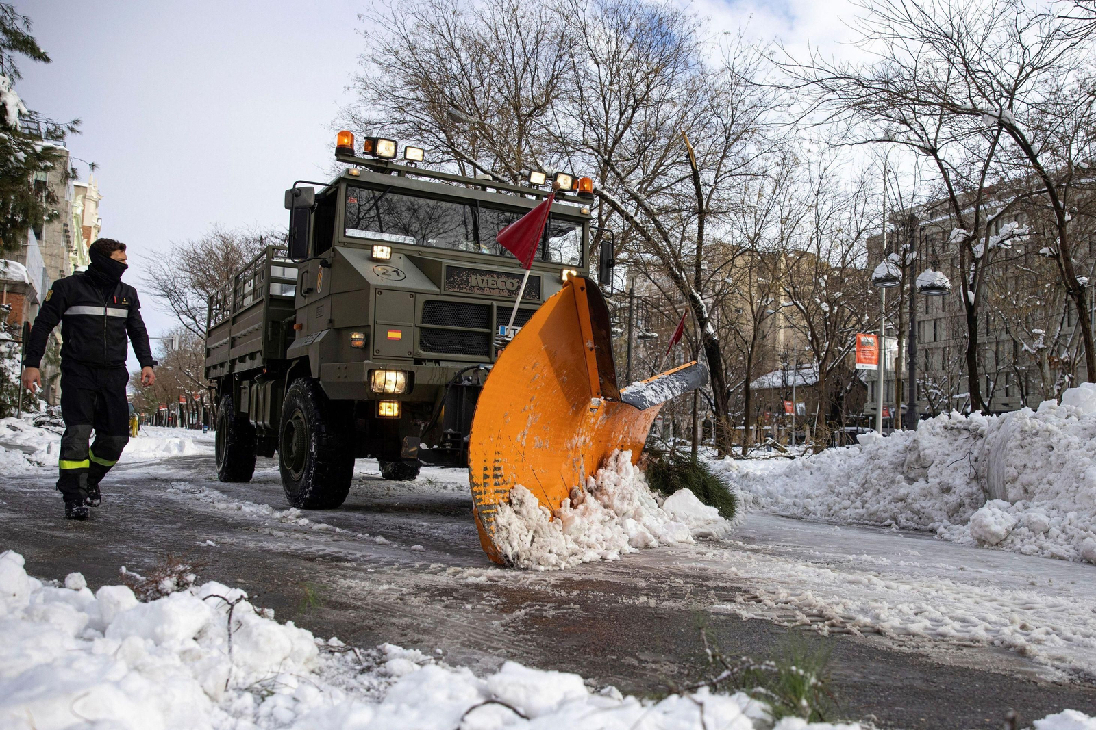 Madrid trata de restablecer la normalidad: el día después en imágenes