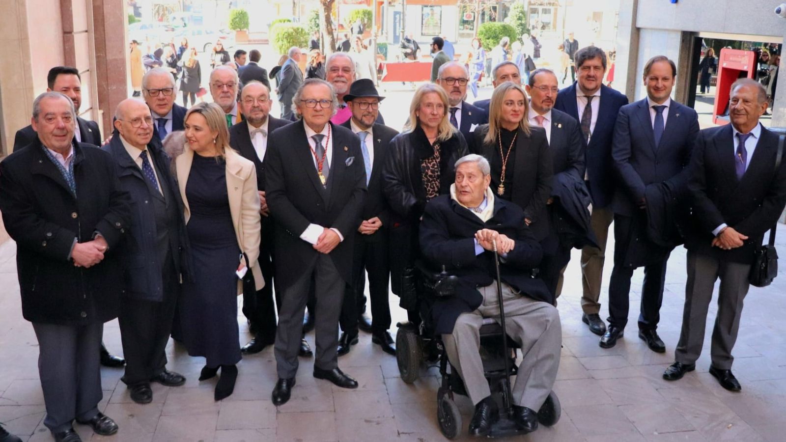 La Tertulia 'El Atril' acompaña al pregonero de la Semana Santa de Granada 2026, Tito Ortiz, a las puertas del Teatro Municipal Isabel la Católica