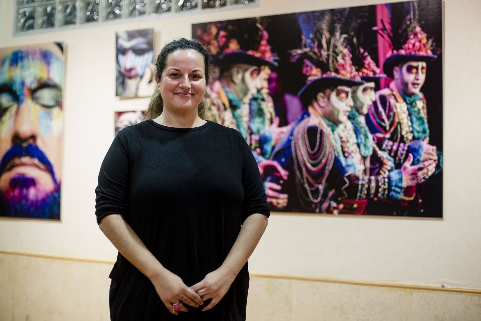 Sara Romero ante una exposición de su trayectoria que pudo verse en la APC.