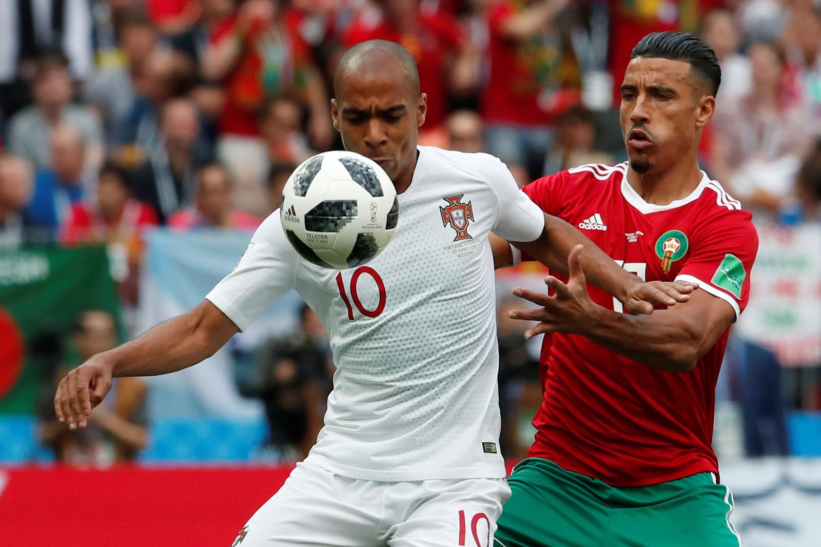 Joao Mario protege el balón en el encuentro de Portugal ante Marruecos.