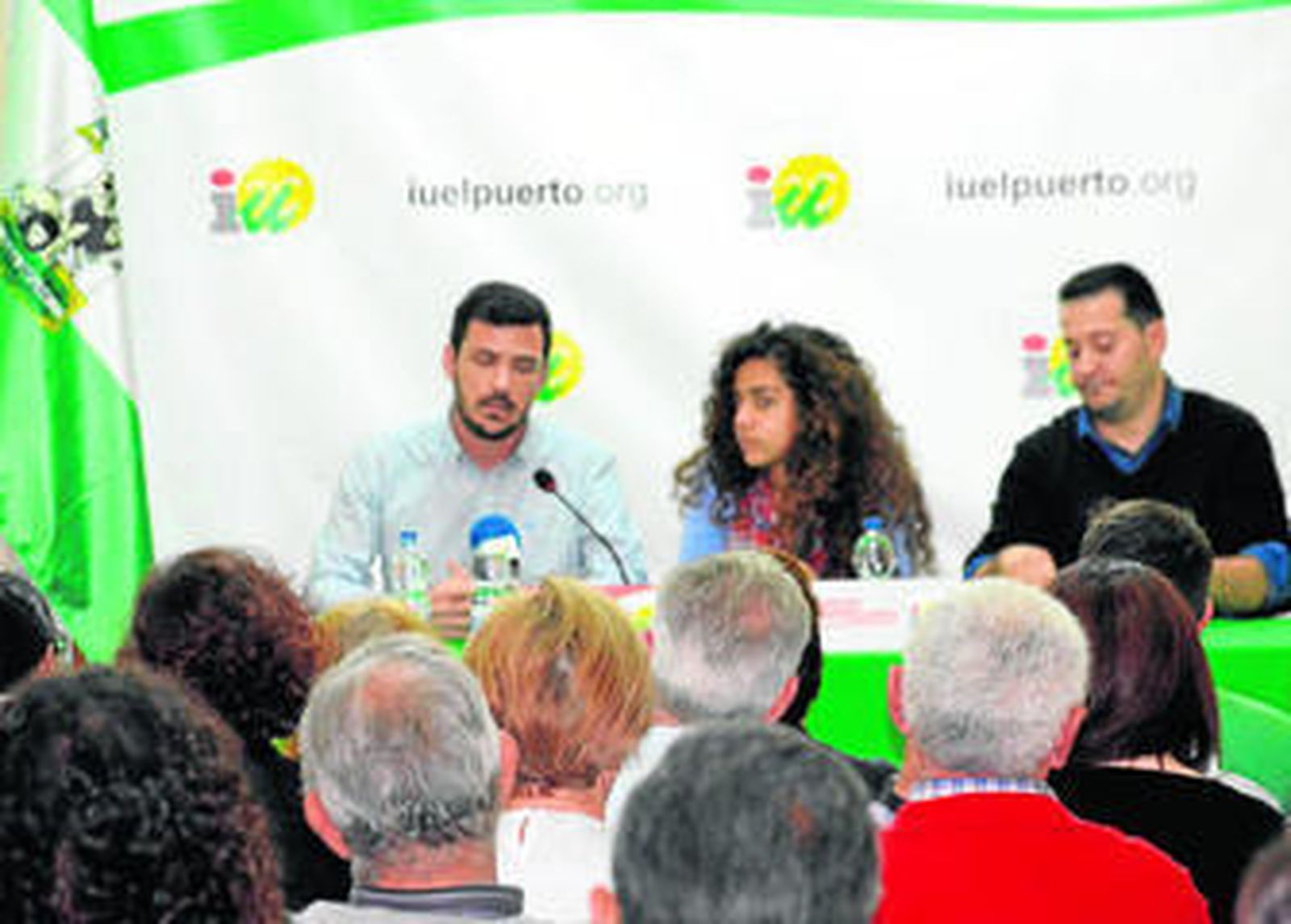 Numerosos militantes de IU asistieron a la charla que ofreció ayer Eduardo Garzón en la sede de Izquierda Unida.