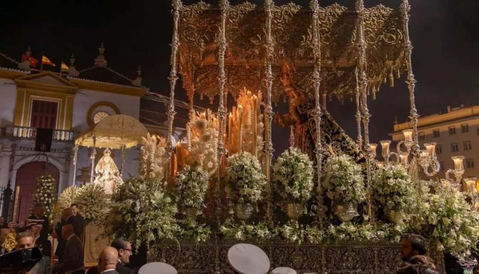La Esperanza de Triana ante la Virgen de los Reyes