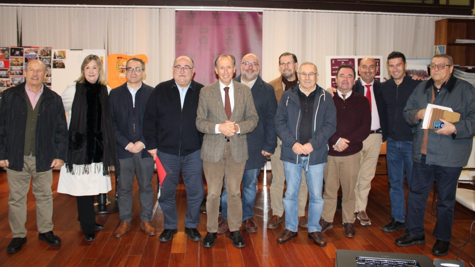 El alcalde de Chiclana, José María Román, con la Asociación de Reyes Magos y entidades colaboradoras