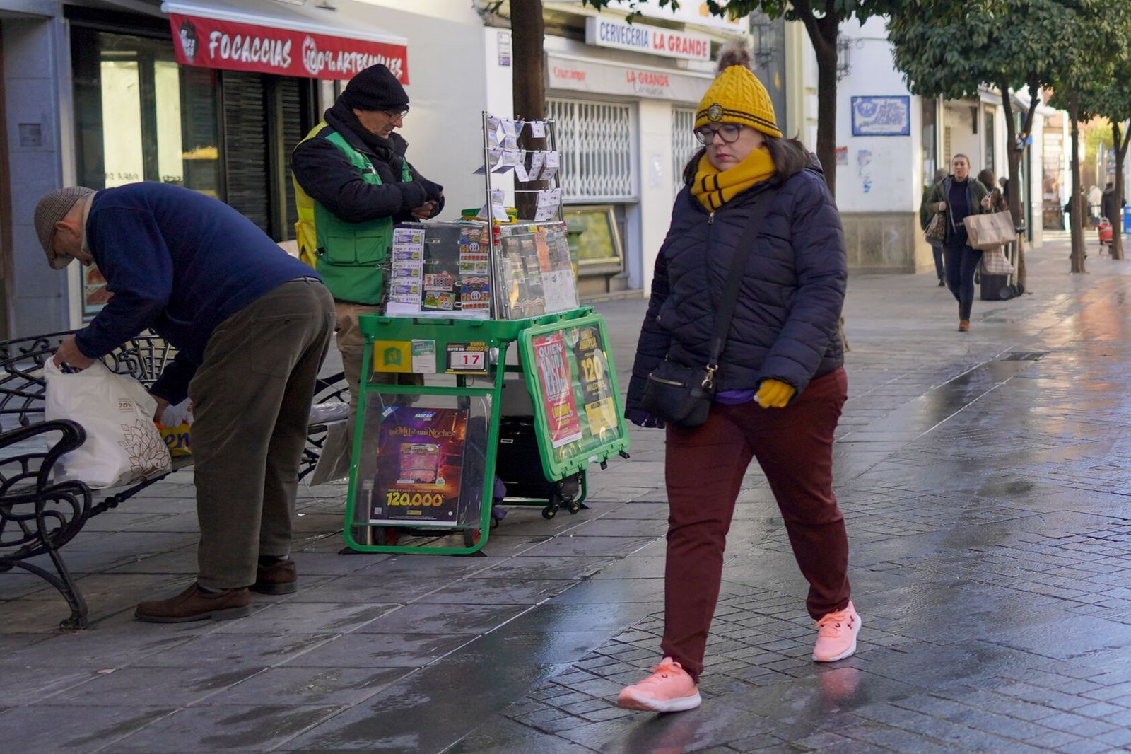 La ropa de abrigo ha sido necesaria estos días en Sevilla para salir a la calle.
