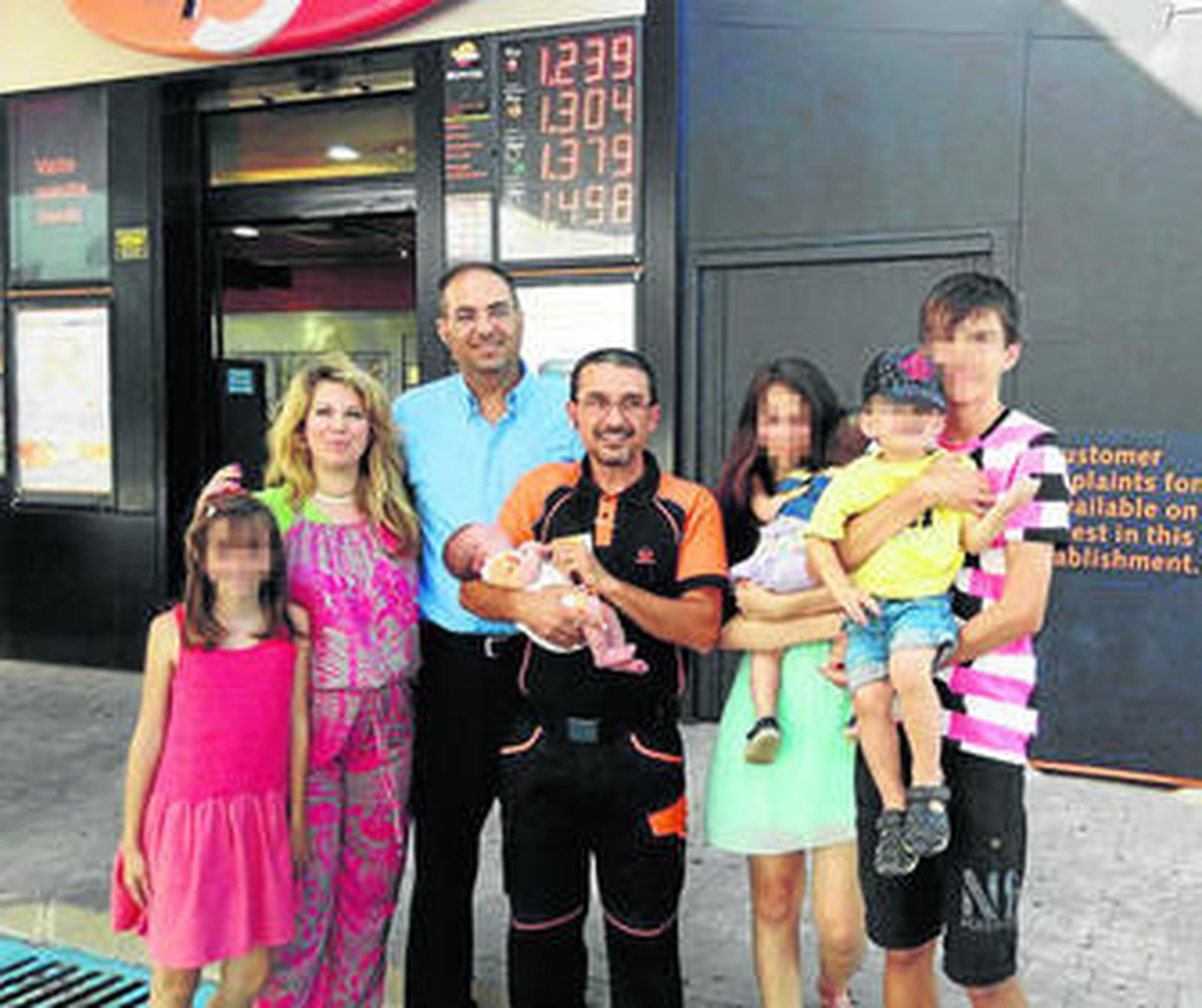 El bebé y su familia reencontrándose con el trabajador que les asistió en la gasolinera