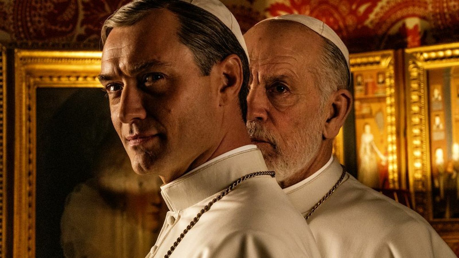 Jude Law y John Malkovich en 'The New Pope'