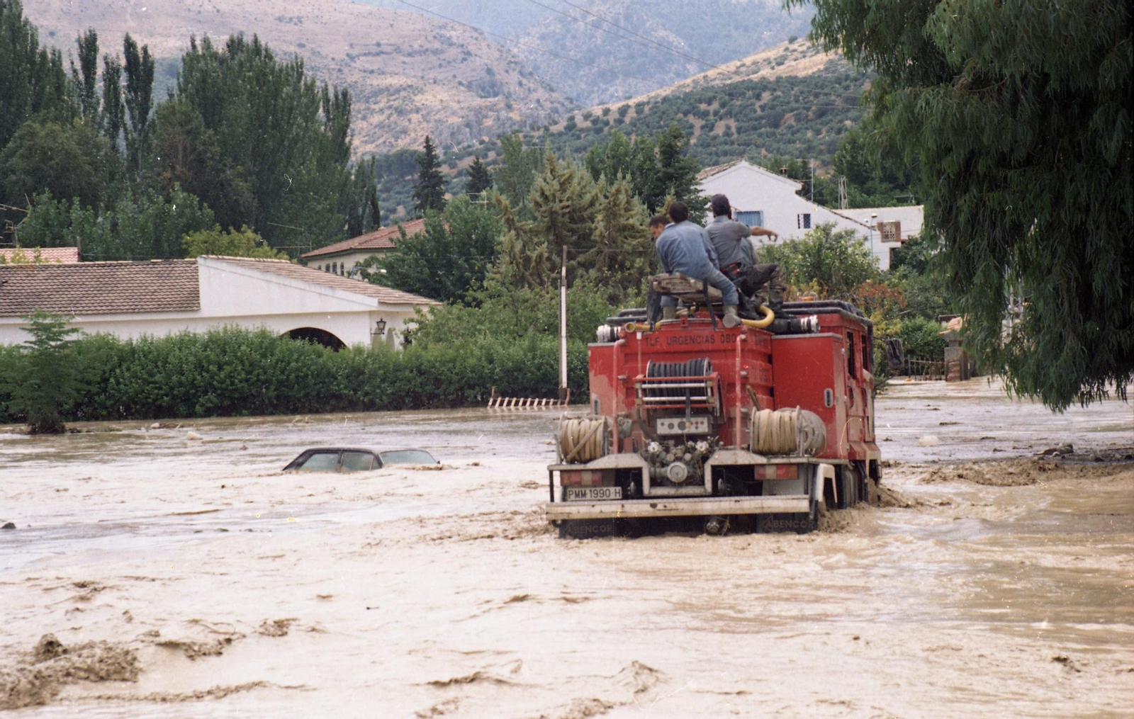 Los efectos de la riada en el Puente de la Sierra.