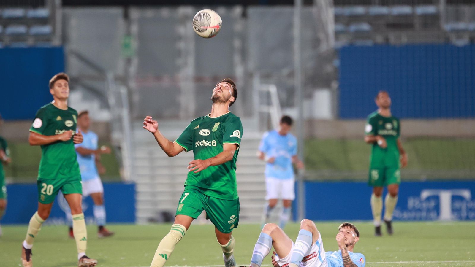 Diego Domínguez intenta controlar un balón de cabeza.
