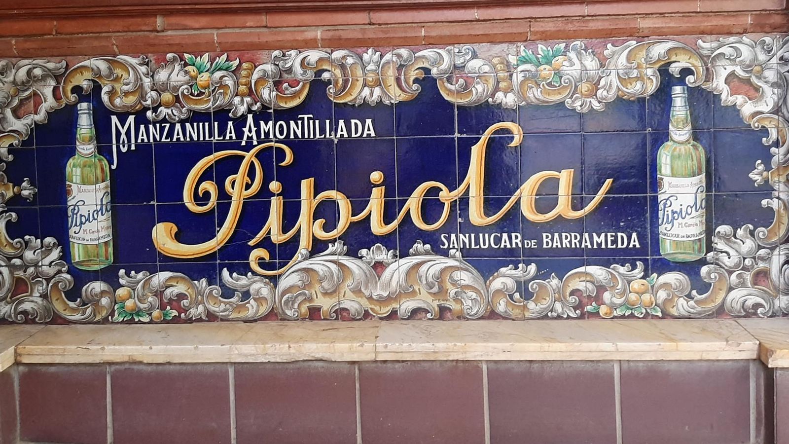 Publicidad de 'Pipiola' en el Kiosco Albilio, Sevilla.