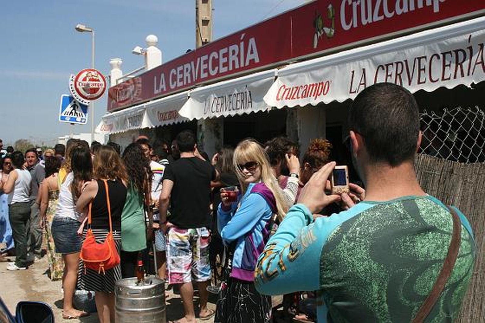 Unas 600 personas se concentran para protestar contra el macroproyecto hotelero en El Palmar. 

Foto: Manuel Aragon Pina