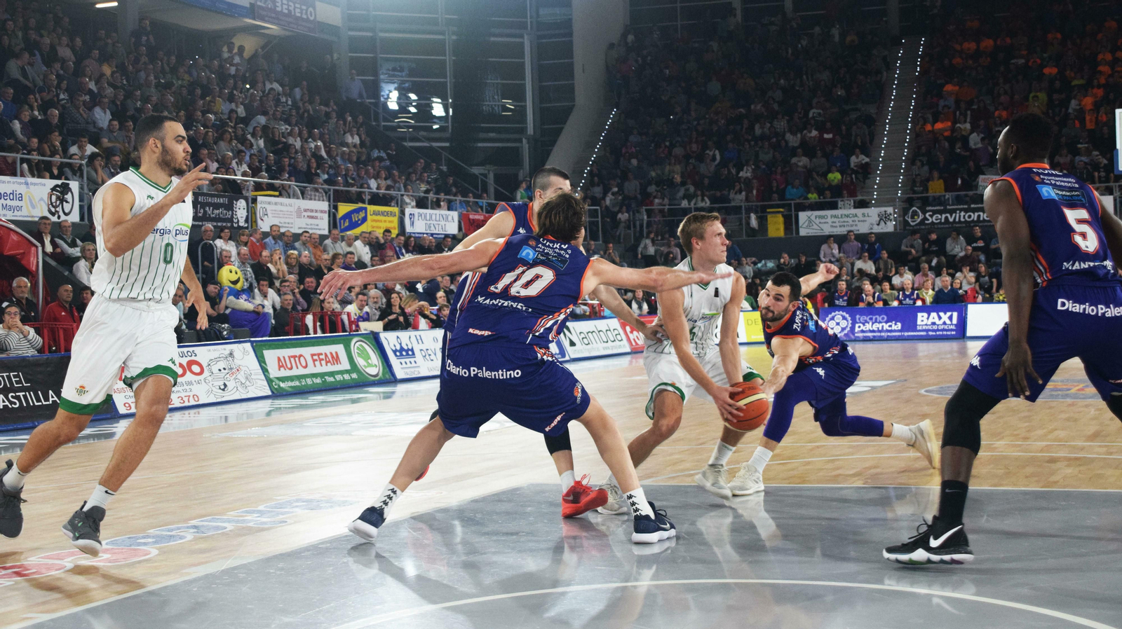 Borg busca un compañero al que pasar el balón rodeado hasta por cuatro jugadores del Palencia.