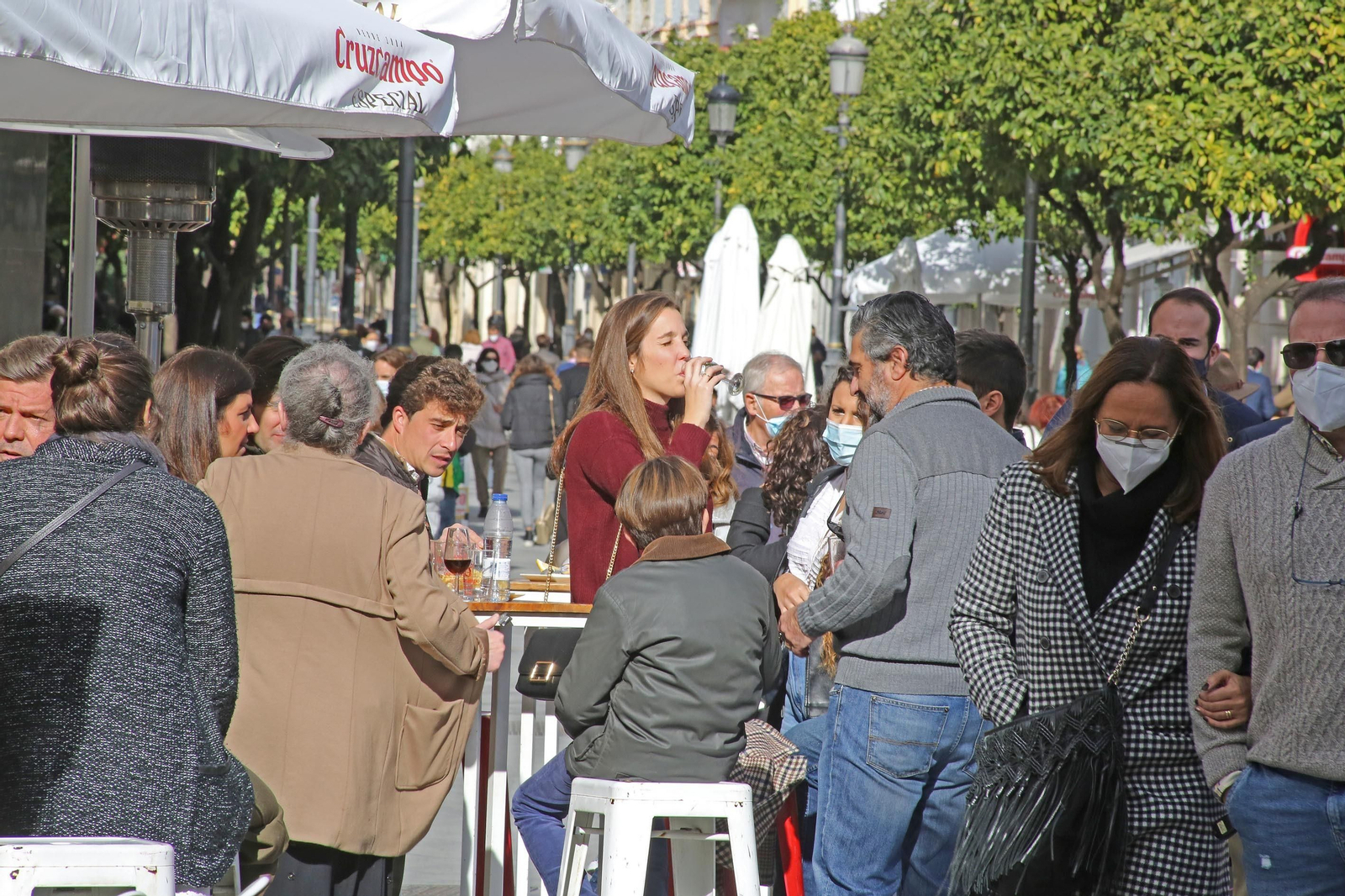 Personas consumen en unas terrazas del centro de la ciudad.