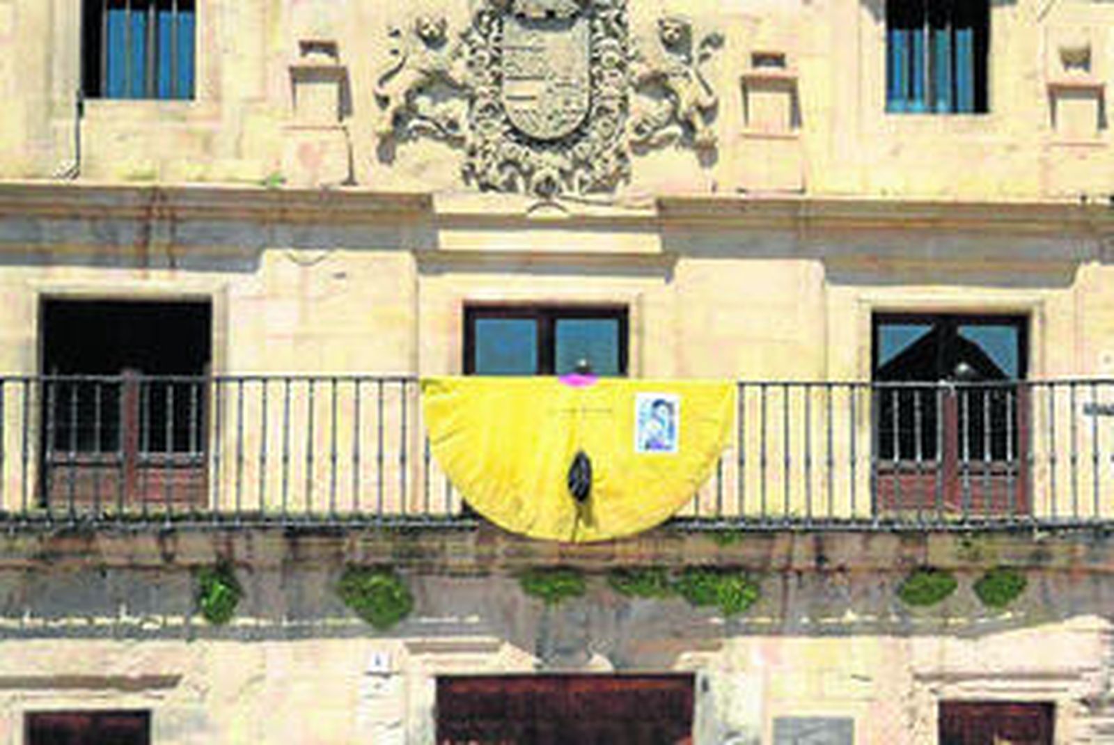 Un capote con crespón y fotografía de Barrio en el Ayuntamiento de Sepúlveda.