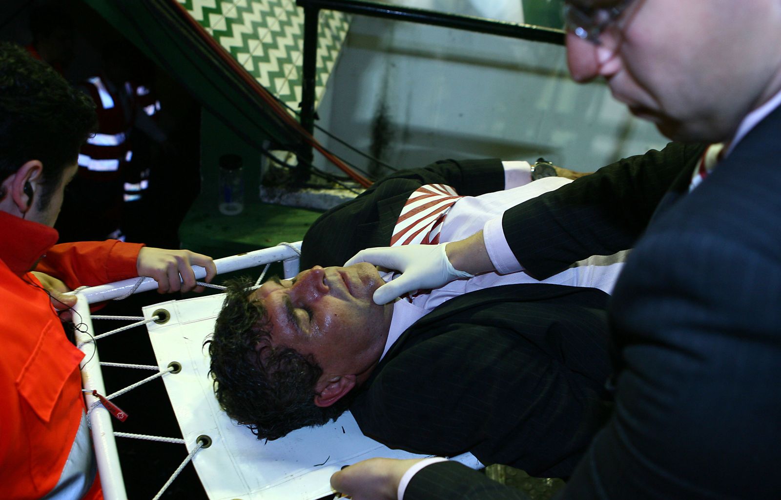 Juande Ramos, en camilla tras ser golpeado por una botella en 2007.